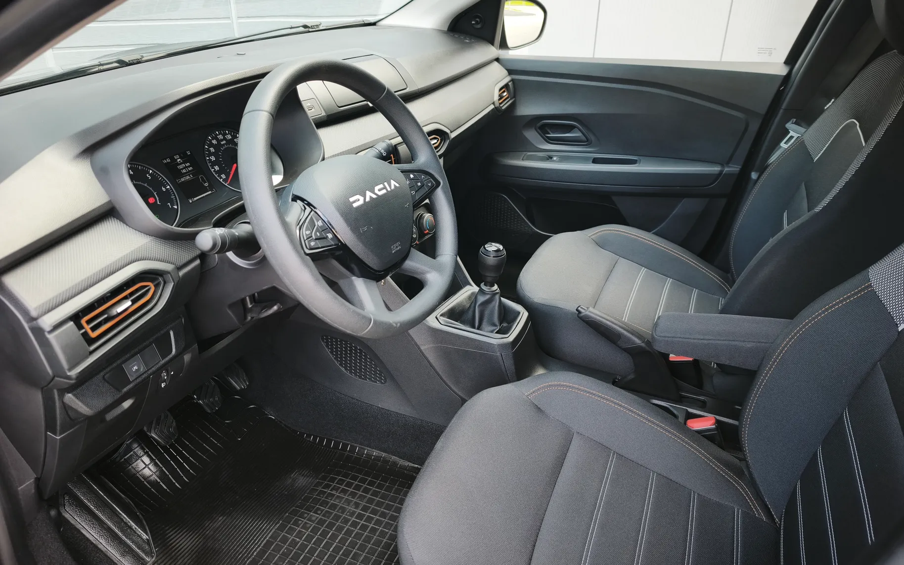 Notranja slika - Dacia Sandero - 1.0-TCE-STEPWAY-1-LASTNIK-1-BARVA-SLO-POREKLO-LED-LUCI-LPG-PLIN-T - 15