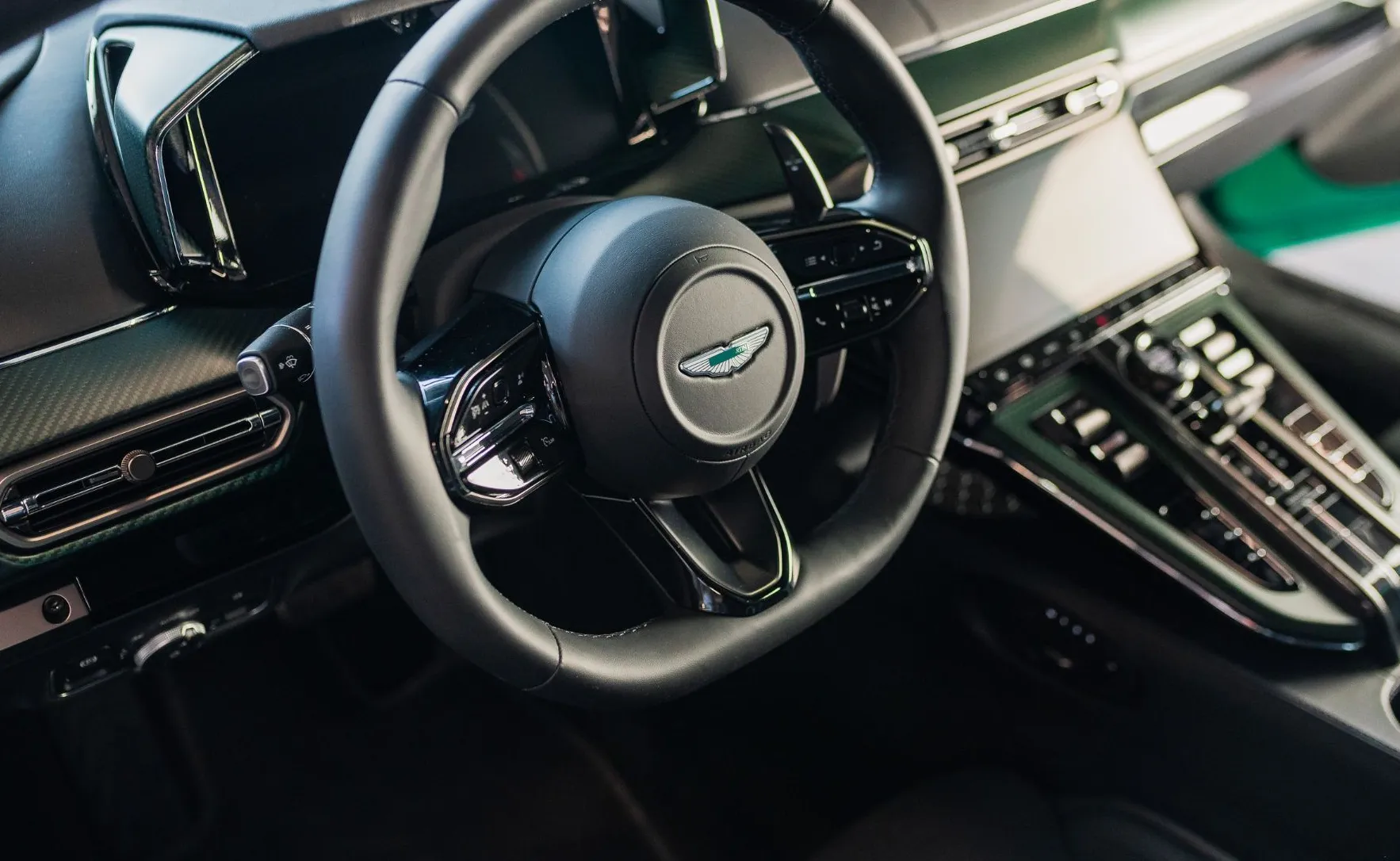 Zunanja slika - Aston Martin Vantage - PERFORMANCE PODIUM GREEN KARBON BOWERS WILKINS - 13