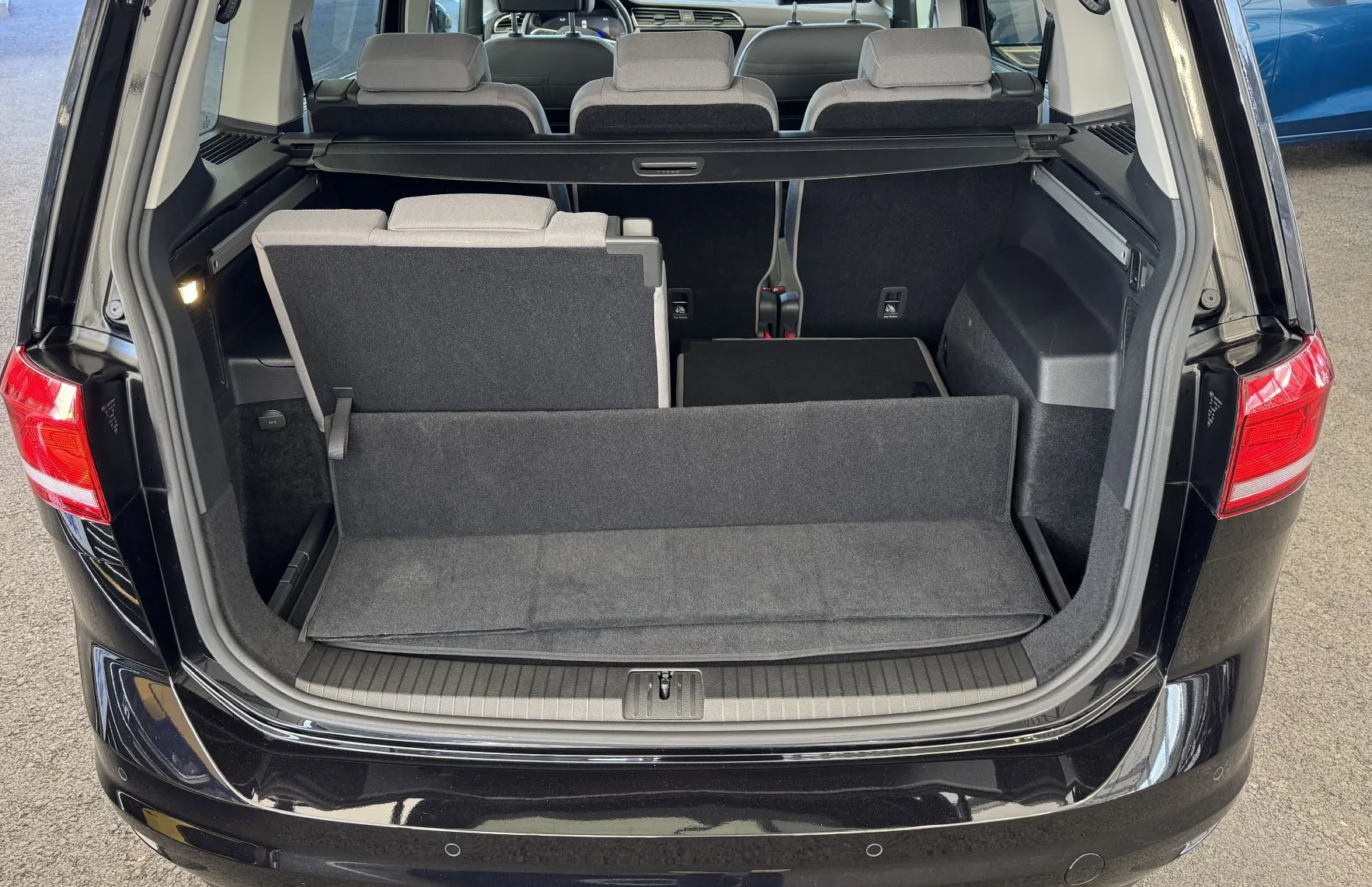 Zunanja slika - Volkswagen Touran - 1.5 TSI DSG Family -vl.kljuka - 7sedežev - webasto - 12