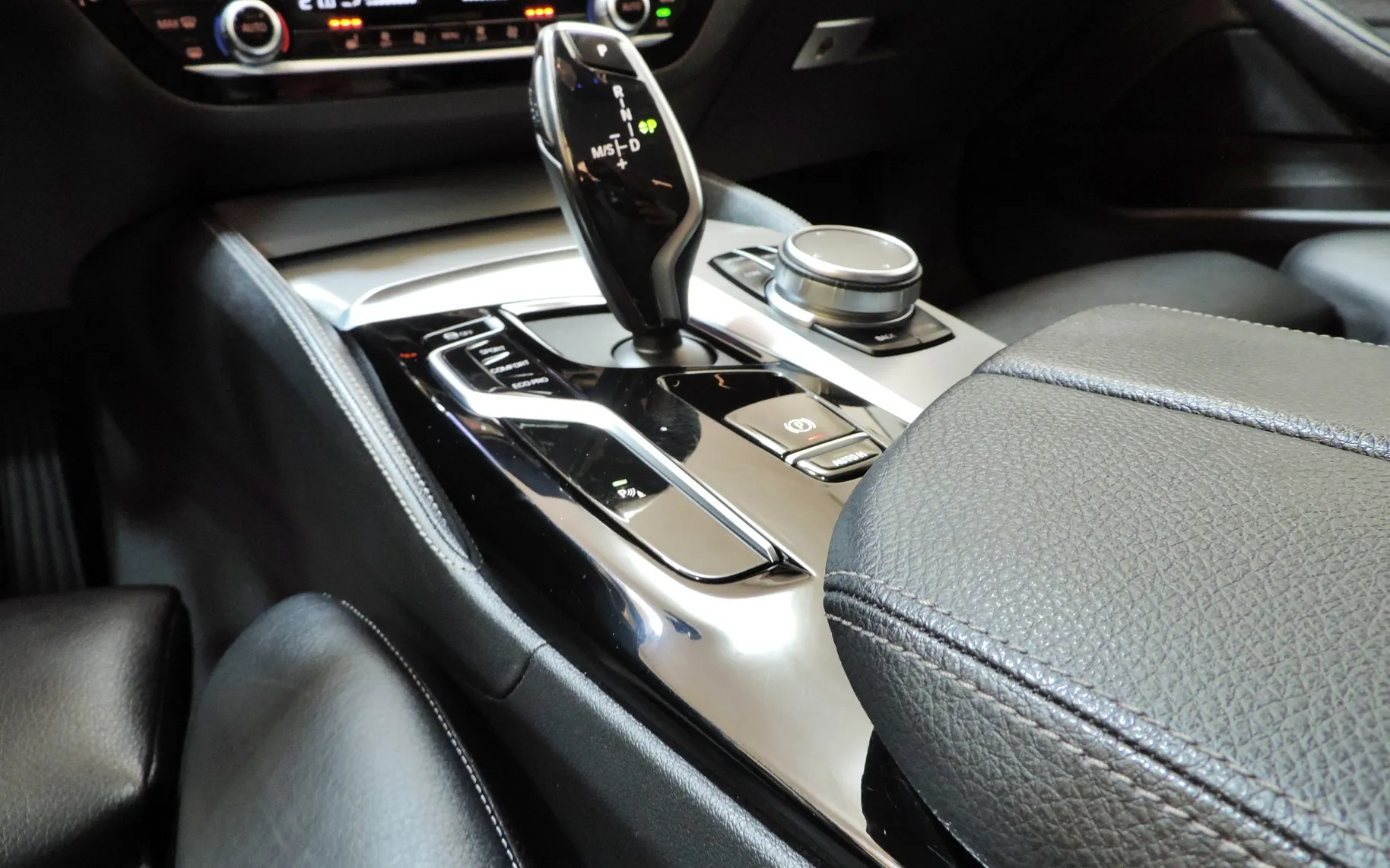 Zunanja slika - BMW Serija 5 - 520d xDrive Touring Avt. Luxury - 19