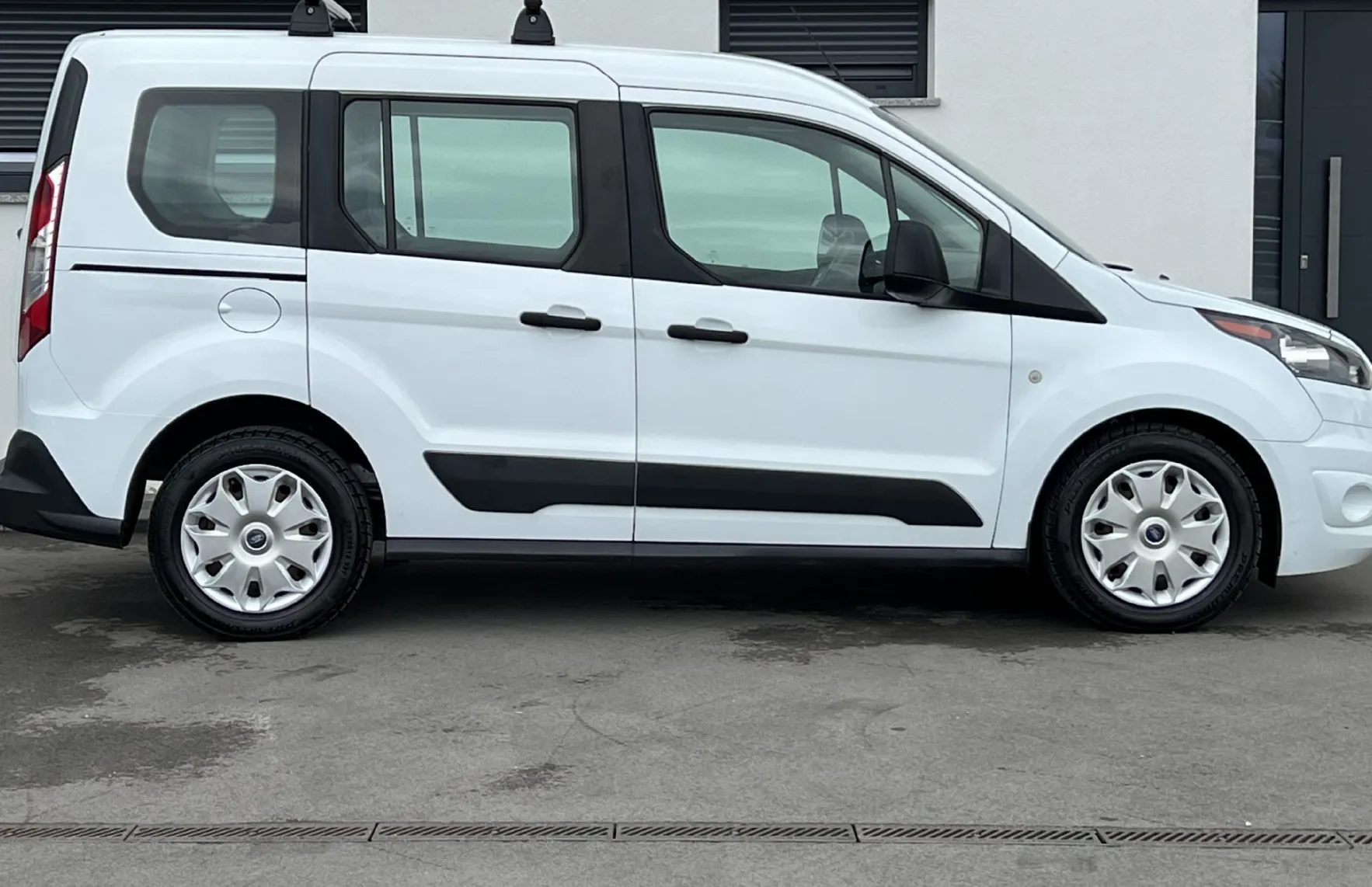 Zunanja slika - Ford Tourneo Connect - 1.5 TDCi+R.KAMERA+PDC+KLJUKA+NOSILCI - 4