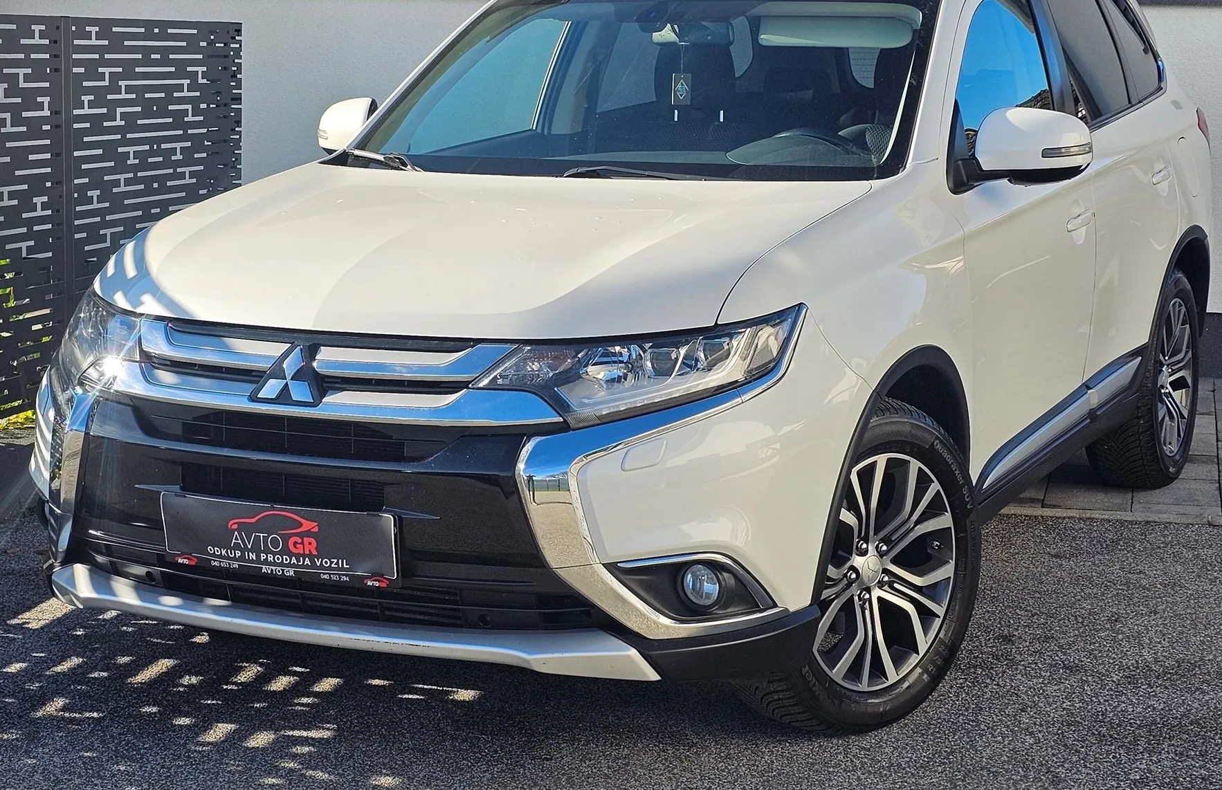 Zunanja slika - Mitsubishi Outlander - 2.2 DI-D 4WD INTENSE+4VT-.KLJUKA- LED-NAVI-PERLA B - 12