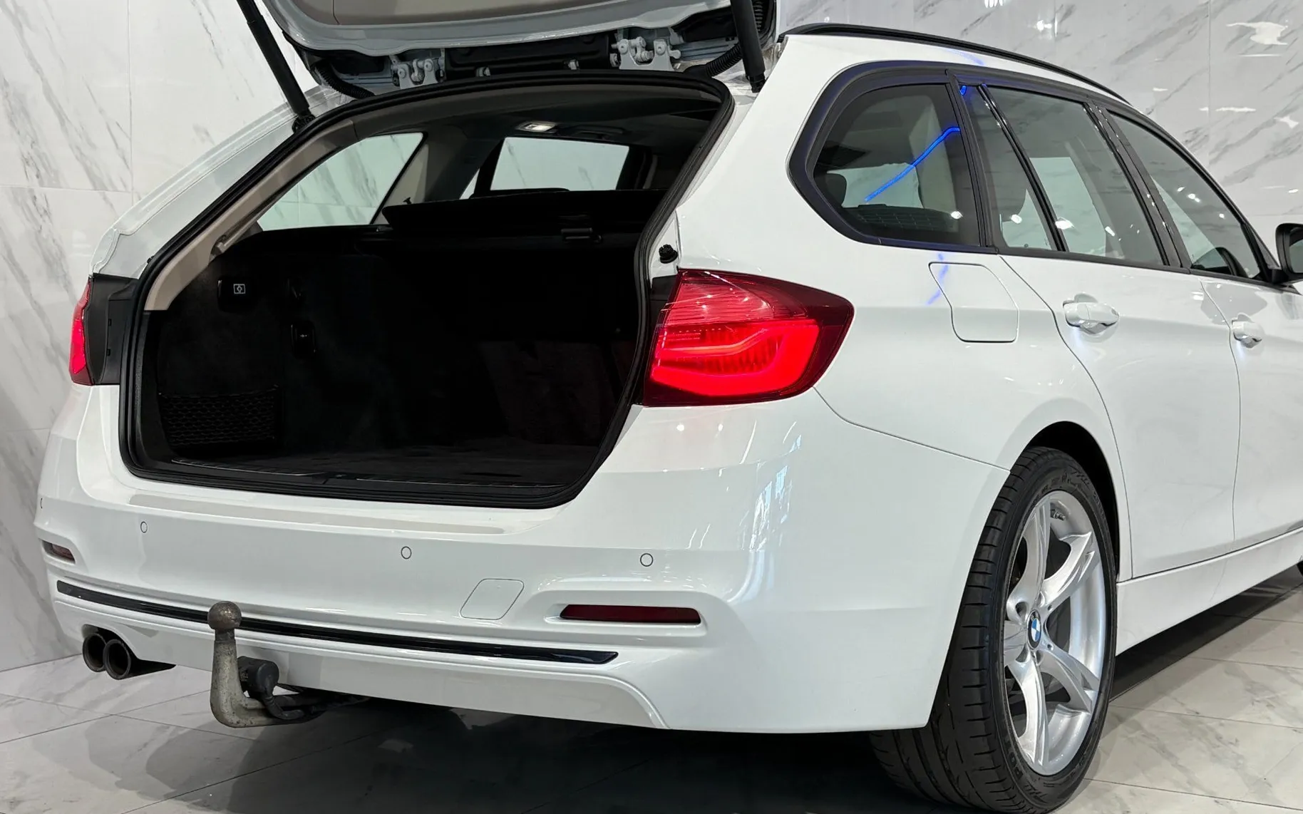 Notranja slika - BMW serija 3 Touring: - 335d|xDrive|M-Sport|Kamera|HUD|Pano|Gretje|Kljuka| - 7