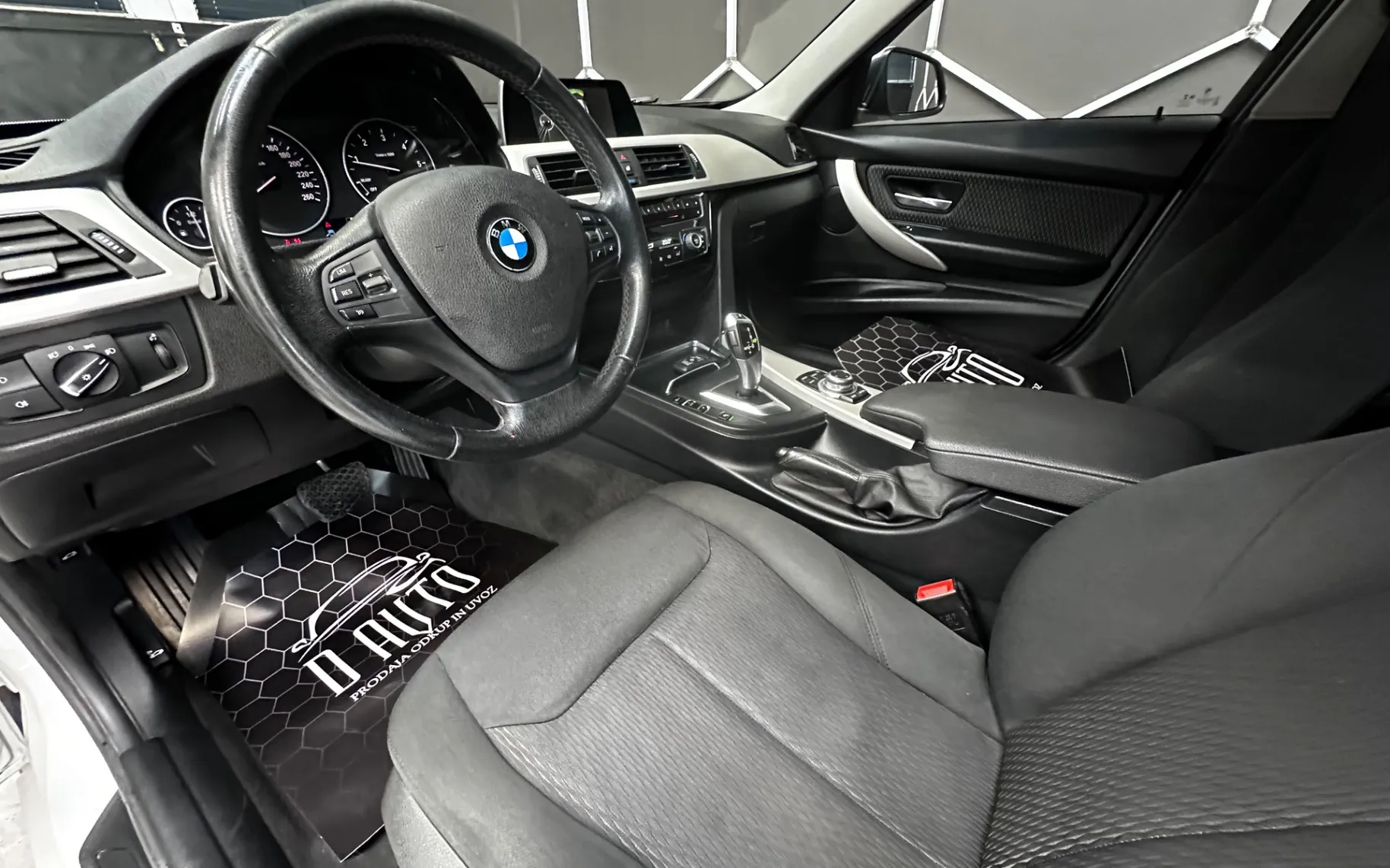 Notranja slika - BMW serija 3 Touring: - serija 3  318d AT+NAVI+LED+SAMO 122000km - 9