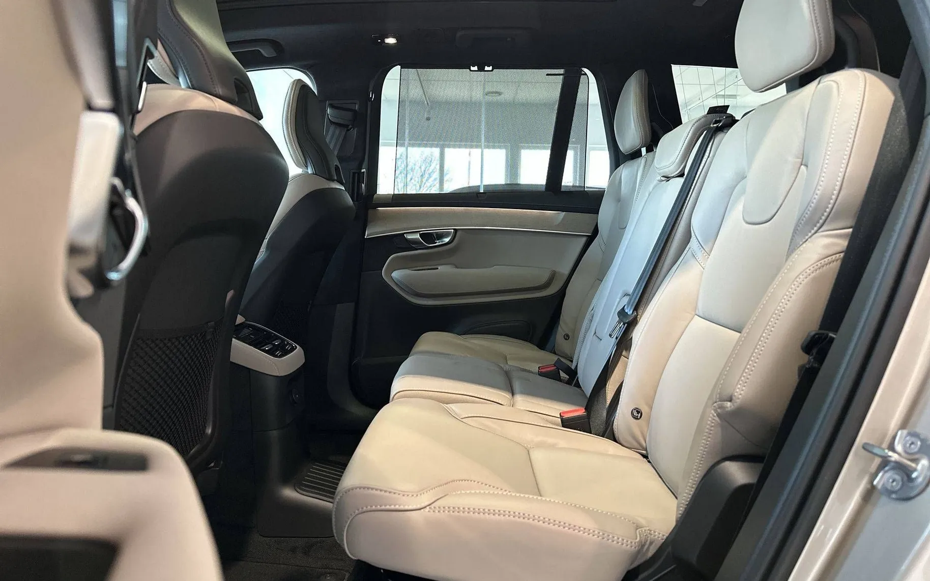 Notranja slika - Volvo XC90 - T8 AWD Ultra Dark 7s 3 leta garancije + 3 servisi. - 9