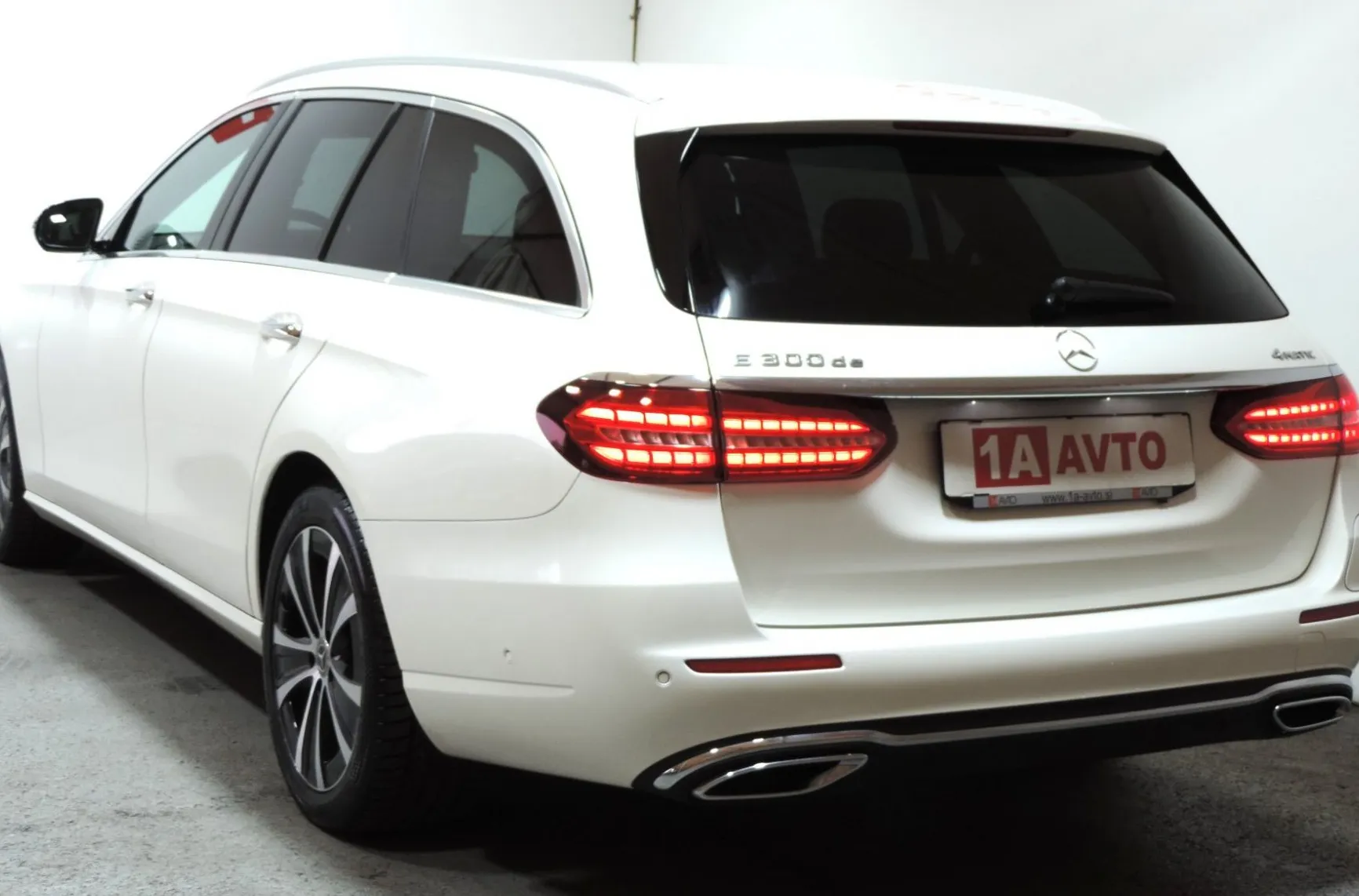 Zunanja slika - Mercedes-Benz E-Razred - E 300 de 4MATIC T  Avt. ACC-360-MRTVI KO - 7