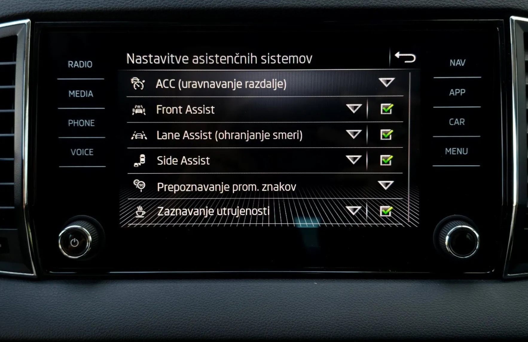 Zunanja slika - Škoda Karoq - 1.5TSI DSG Ambition •ACC•KAMERA•LANE•KEYLESS•17C• - 16