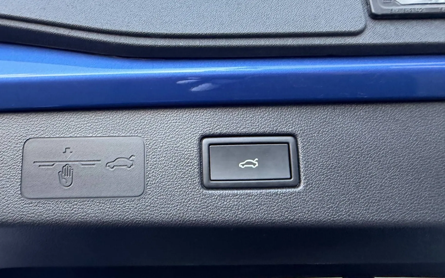 Notranja slika - Volkswagen T-Roc - 1.5 eTSI R-Line DSG-Vlečna kljuka-Harman Kardon... - 7