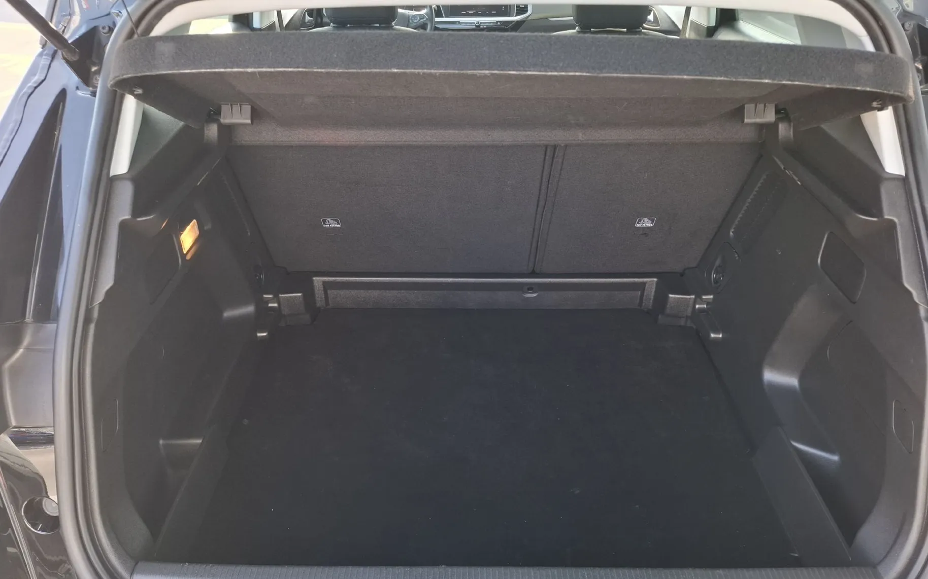 Notranja slika - Opel Grandland - 1.2 TURBO 96KW - LEPO OHRANJEN - POTRJENA SERVISNA - 14