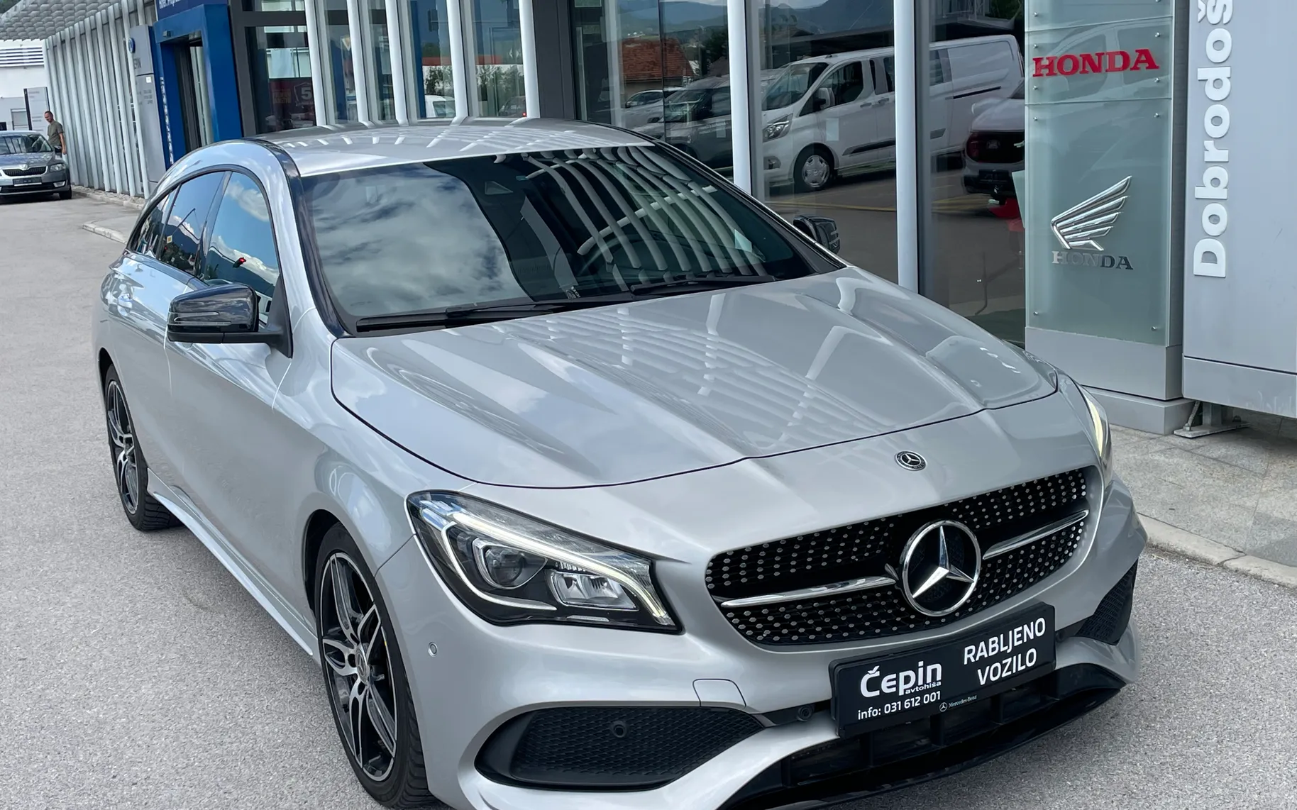 Zunanja slika - Mercedes-Benz CLA Shooting Brake - 220d-AUT-AMG-LINE-LED-NAVI-NIGHT-PACK-TOP - 1