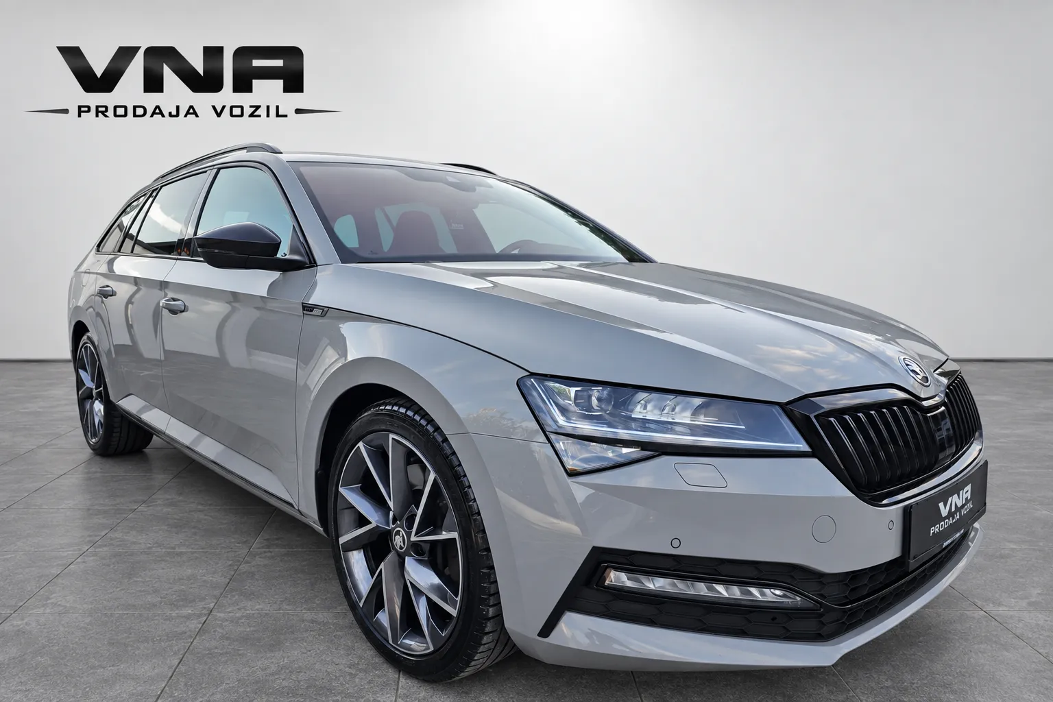 Zunanja slika - Škoda Superb - Combi 4x4 2.0 TSI Sportline DSG |VIRTUAL|WEBASTO| - 3