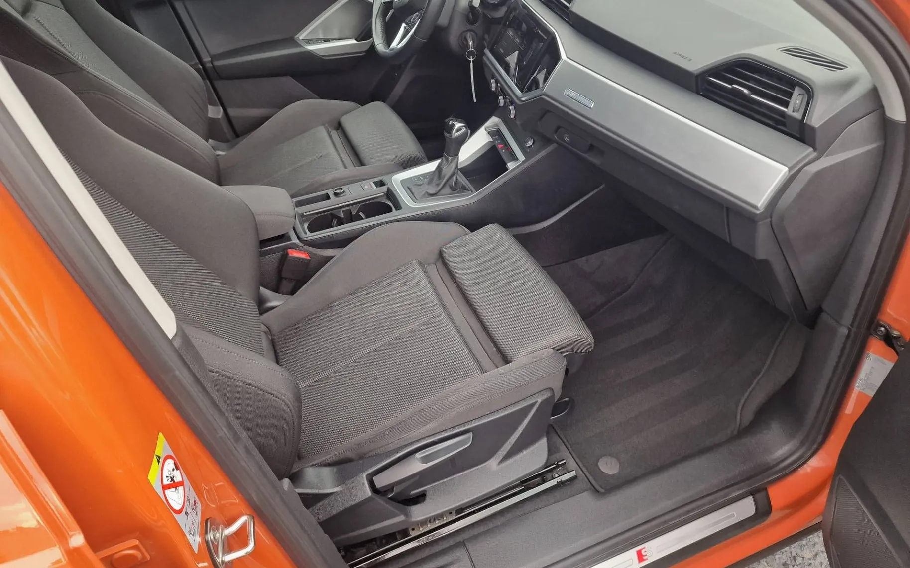 Notranja slika - Audi Q3 - 35 TFSI S tronic S line POLOG 2500 - 7