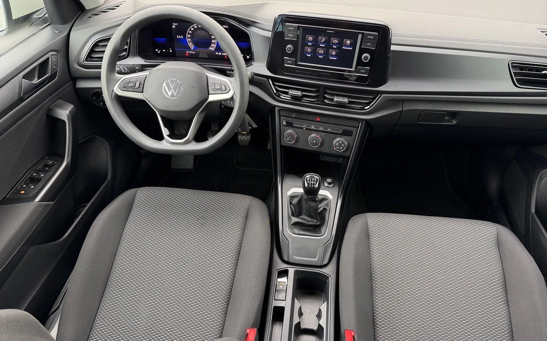 Notranja slika - Volkswagen T-Roc - 1.0 TSI BMT Life-komaj 31.131 KM-1.lastnik-Virtual - 10
