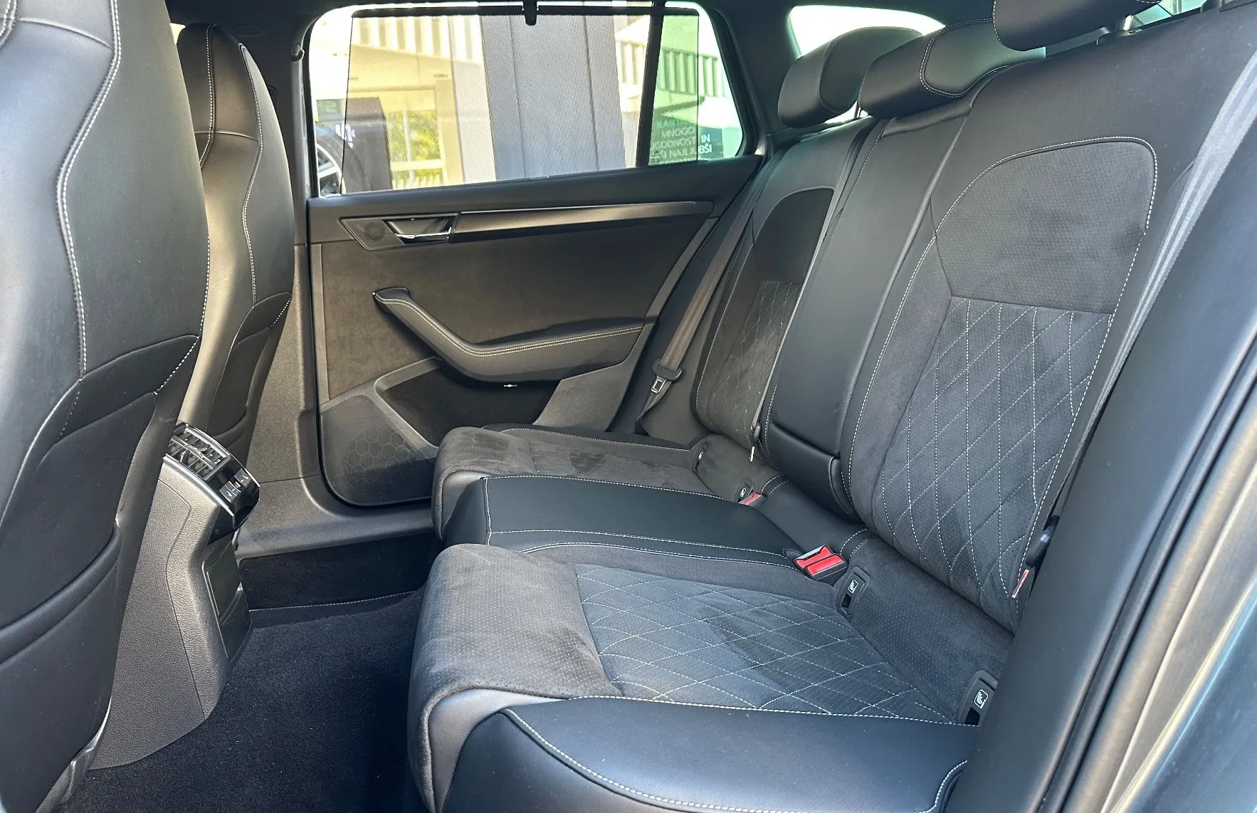 Zunanja slika - Škoda Superb - Combi Sportline 2.0 TDI DSG 4x4 DCC-ACC-KLJUKA - 12