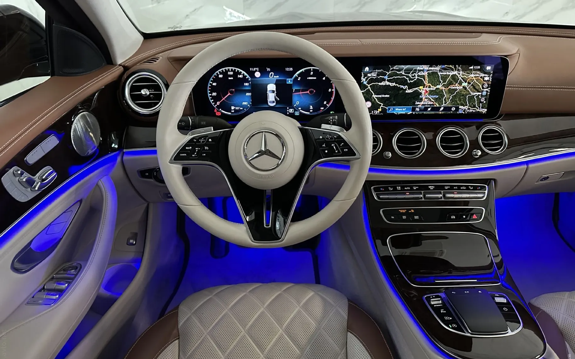 Notranja slika - Mercedes-Benz E-Razred - 200d|AMG|Pano|SoftC|HUD|Designo|Hlajenje|360K|Burm - 9