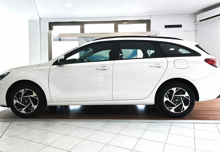 Zunanja slika - Hyundai i30 Wagon - 1.5 MPI STYLE-KAMERA-WINTER-REZ.KOLO-ALU-LED-VIDEO - 3