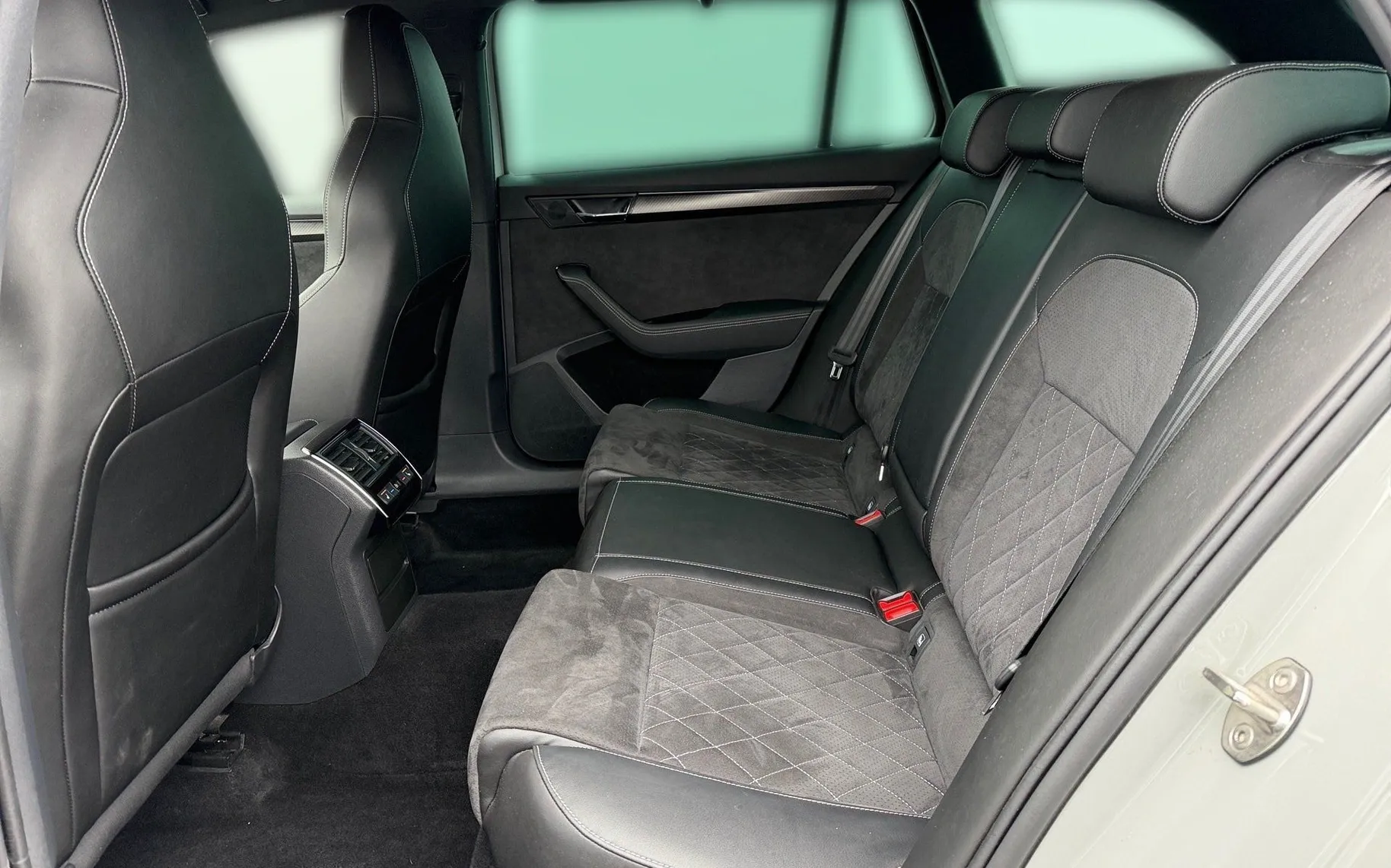 Notranja slika - Škoda Superb - Combi 2.0 TDI Sportline DSG-19 col-Matrix-Canton - 11