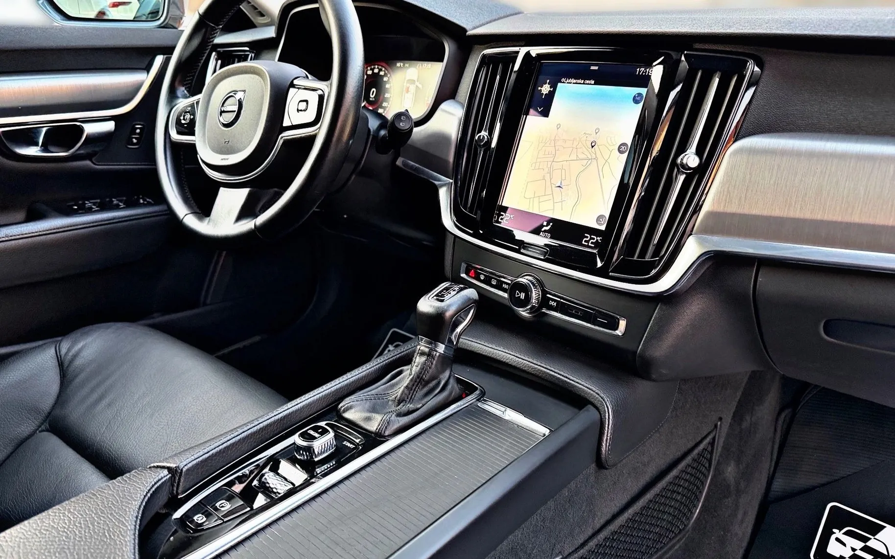 Notranja slika - Volvo V90 - D4•AVT•ACC•PILOT•LED•NAVI•ODLIČEN - 18