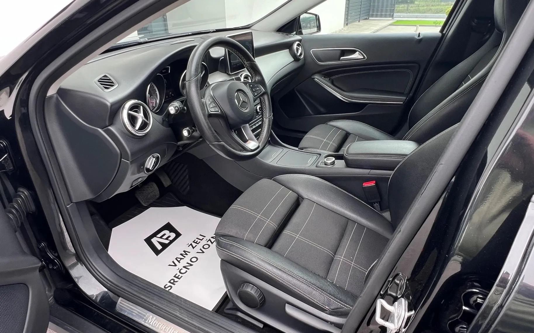 Notranja slika - Mercedes-Benz GLA-Razred - 200 CDI+4MATIC+F1+AMBI+XENON+NAVI - 9