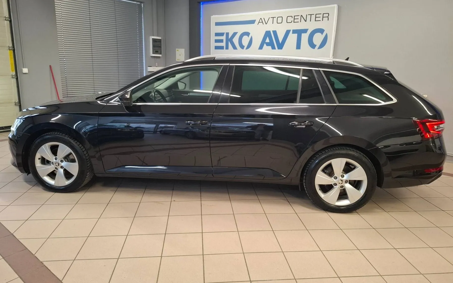 Notranja slika - Škoda Superb - 2.0 TDI 4x4 Sportline Combi DSG 190KM-KAMERA-LED-. - 11