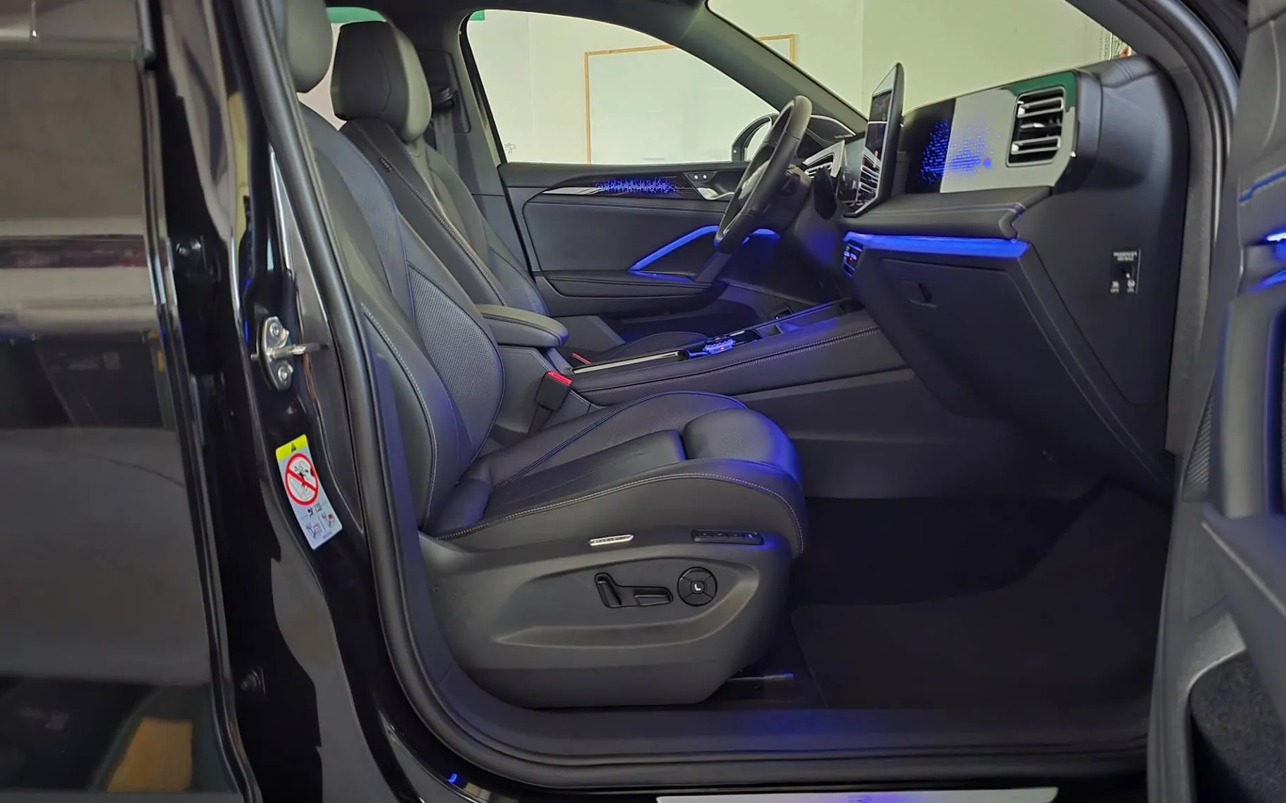 Notranja slika - Volkswagen Tiguan - 4motion 2.0 TDI BMT R-Line DSG - VSA MOŽNA OPREMA - 13