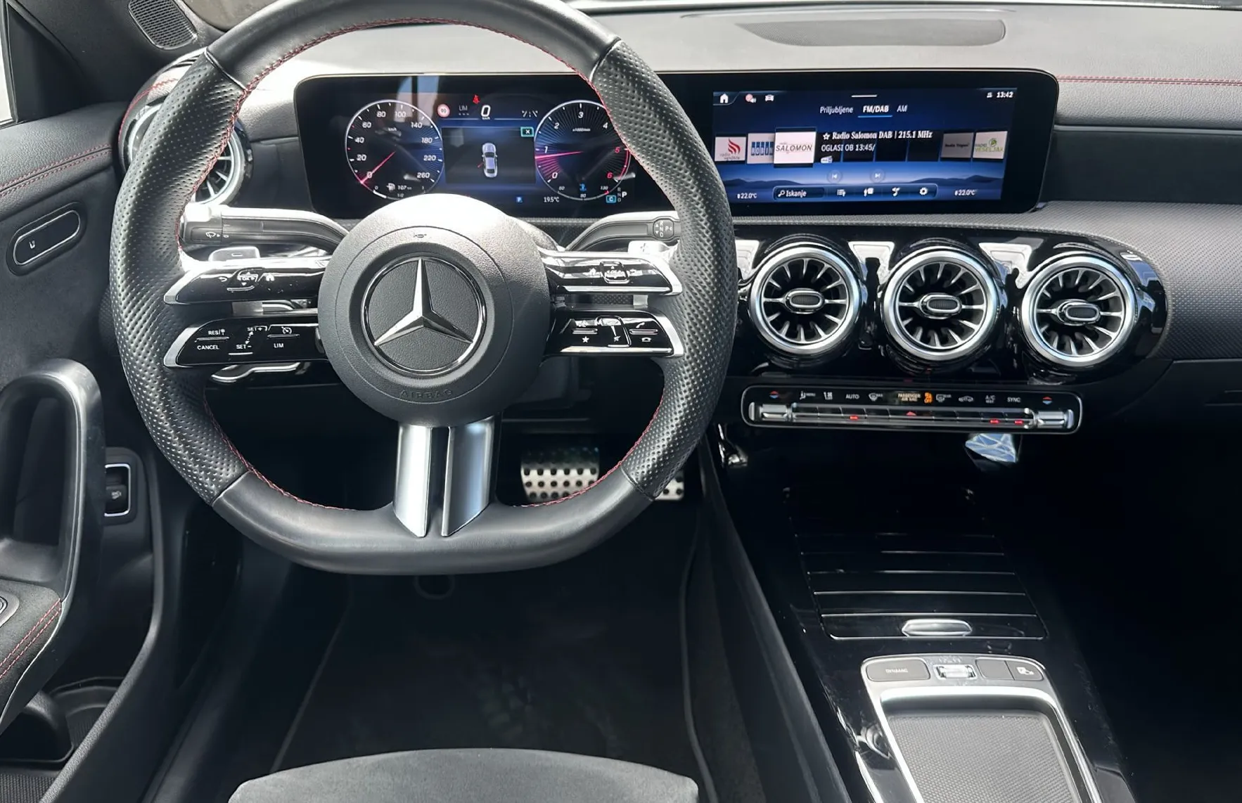 Zunanja slika - Mercedes-Benz CLA-Razred - 200d AVT. AMG-NIGHT-KEYLESS-KAMERA-PDC-NAVI-18COL - 8