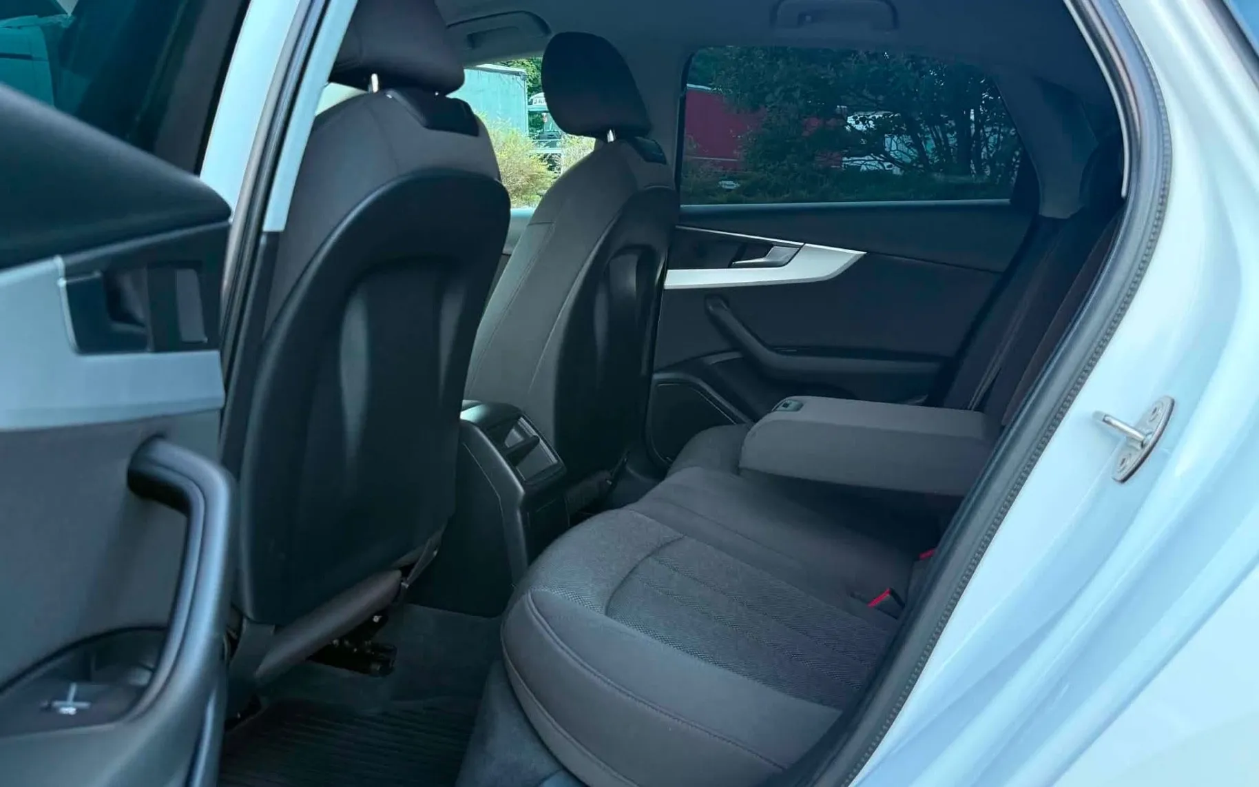 Notranja slika - Audi A4 - 1.4 TFSI-XENON+LED-AMBIENT-LIZING ZA TUJCE- - 11