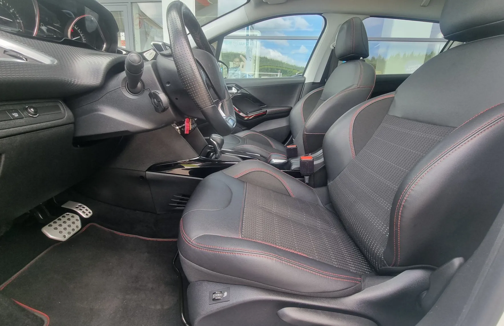 Zunanja slika - Peugeot 2008 - 1.2PT 110 GT Line AVTOMATIK + POTRJENA SERVISNA - 12