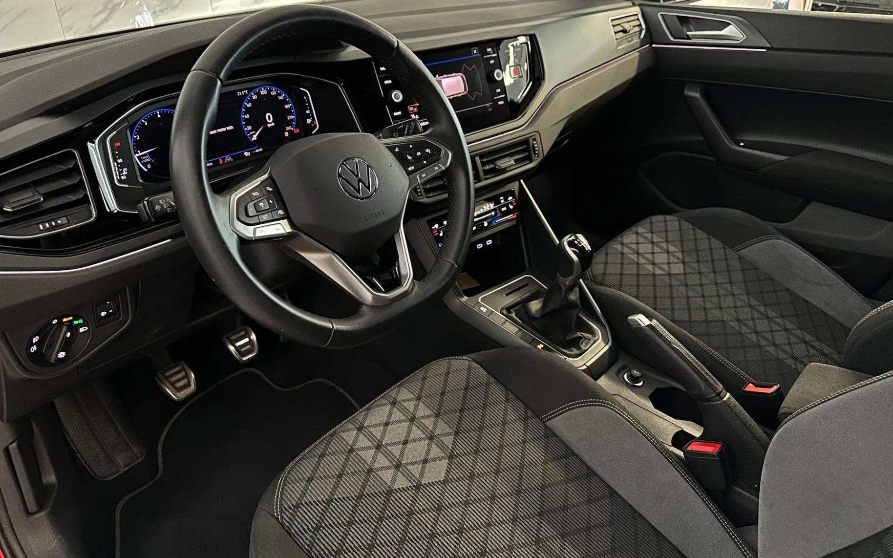 Notranja slika - Volkswagen Polo - 1.0 TSI R-Line |Led|PDC|Gretje|Navi|Virtual|ACC|.. - 8