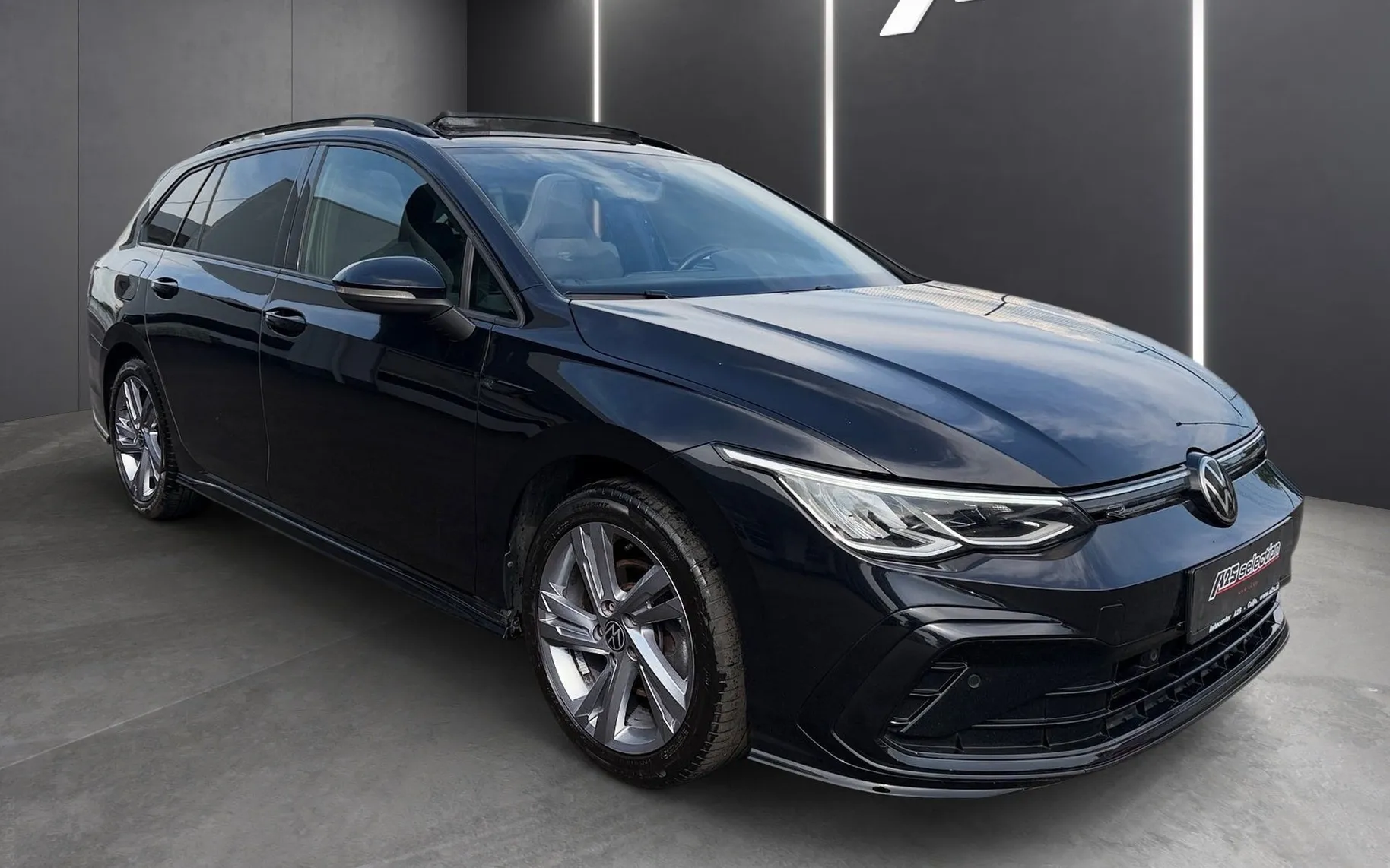 Zunanja slika - Volkswagen Golf Variant - 1.5 TSI R-Line-Panorama-Gretje sedežev+volan-ACC.. - 2
