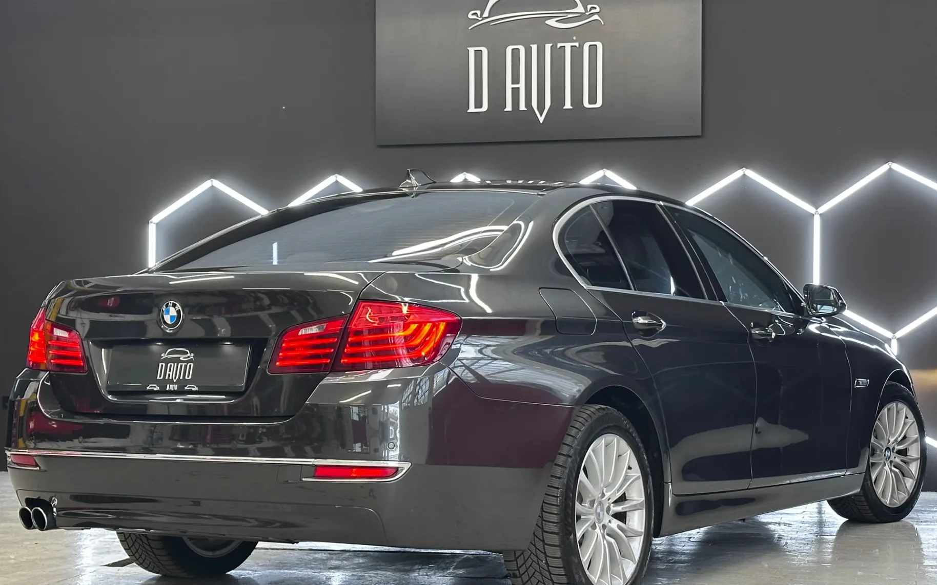 Notranja slika - BMW serija 5: - 525d VIRTUAL+HUD+V.NAVI+MEMORY+MRTVI KOT+ACC+L.AS. - 8