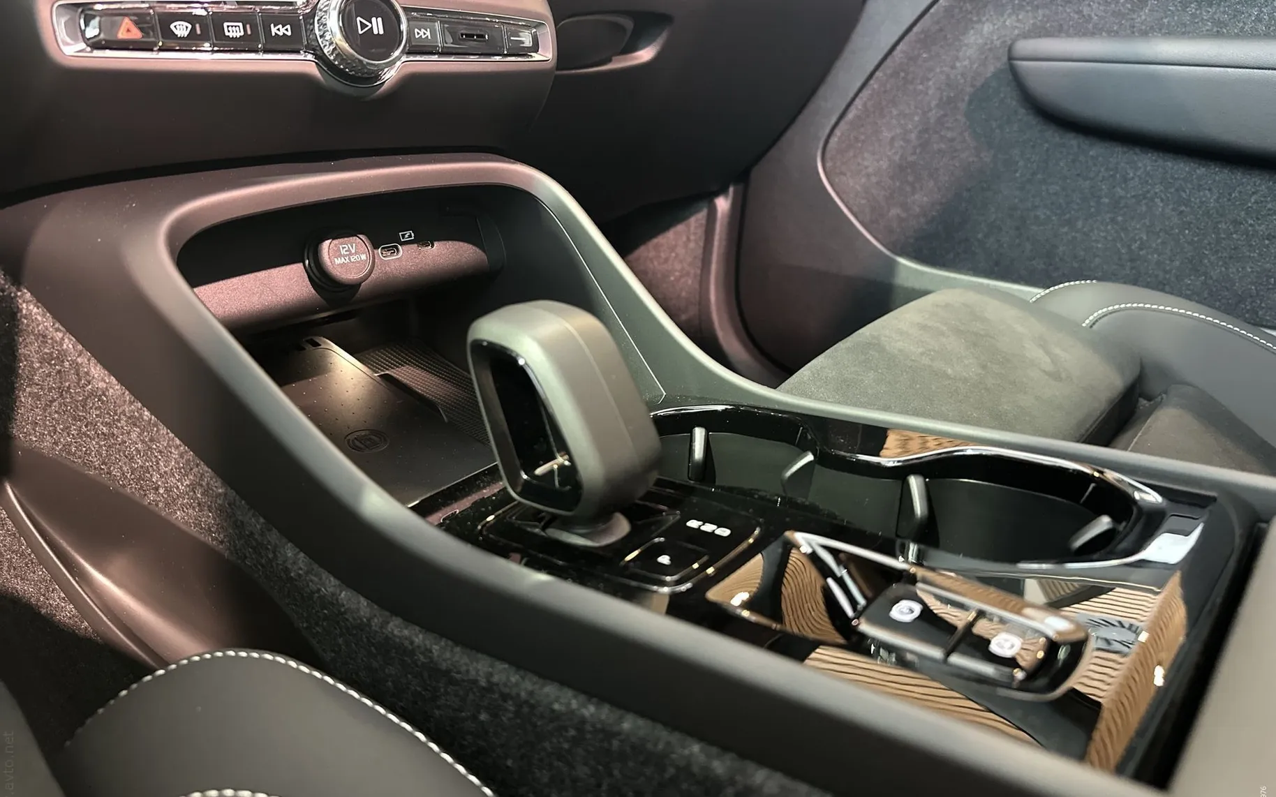 Notranja slika - Volvo XC40 - B4 P Ultra Black Edition 3 leta garancije + 3 se.. - 9