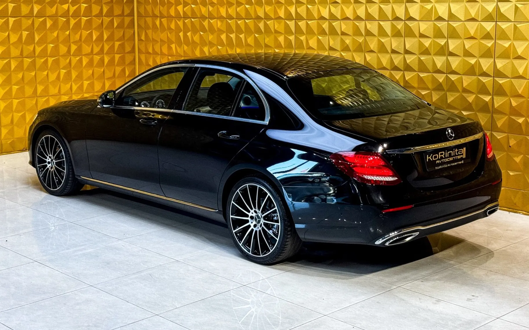 Notranja slika - Mercedes-Benz E-Razred - E 220 d AUT.-VIRTUAL-KAMERA-AMBI-HARMAN-GRETJE - 8