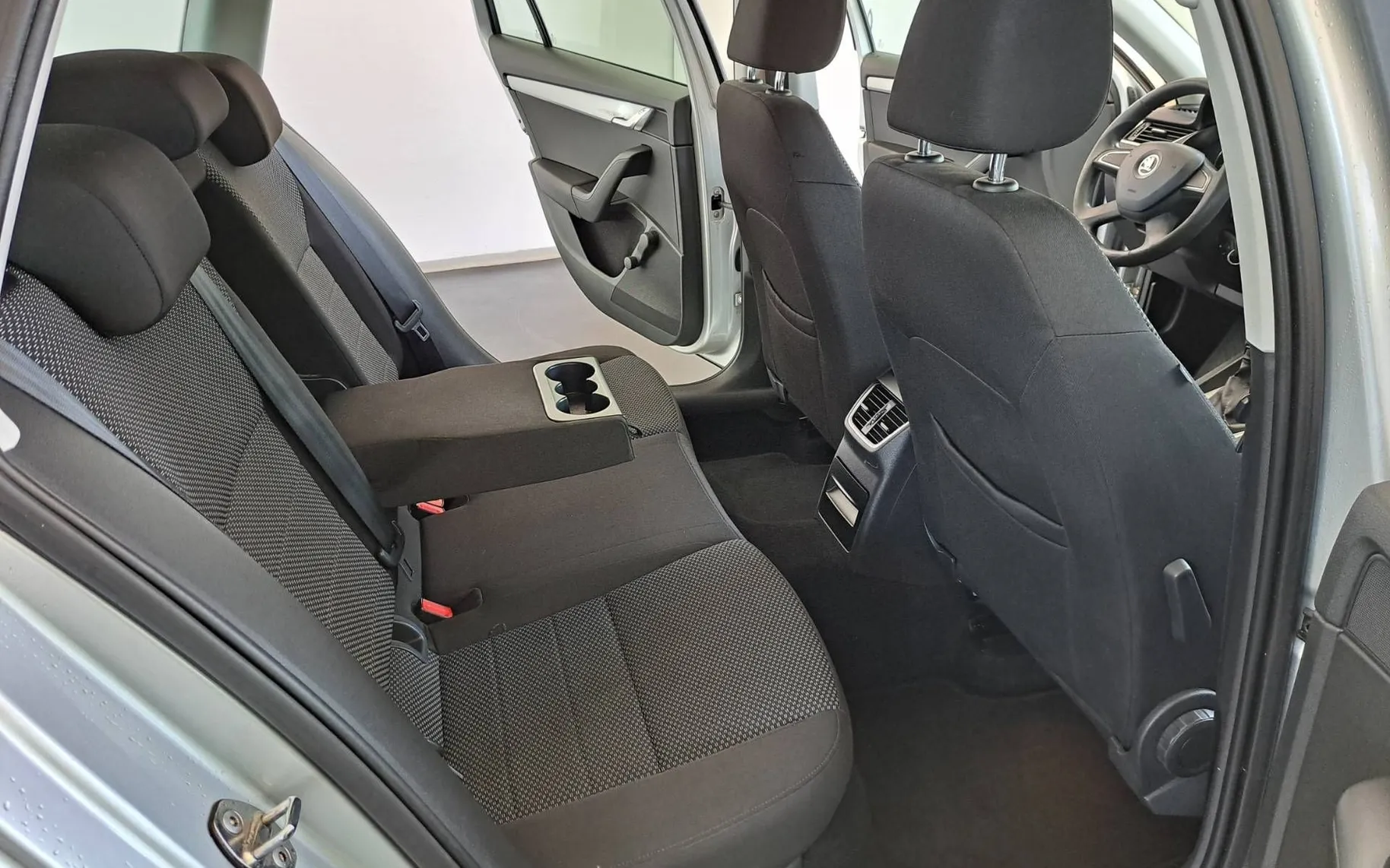 Notranja slika - Škoda Octavia - 1.6 TDI-MODEL 2016-ODLIČNA-KOT NOVA-1 LASTNIK... - 11