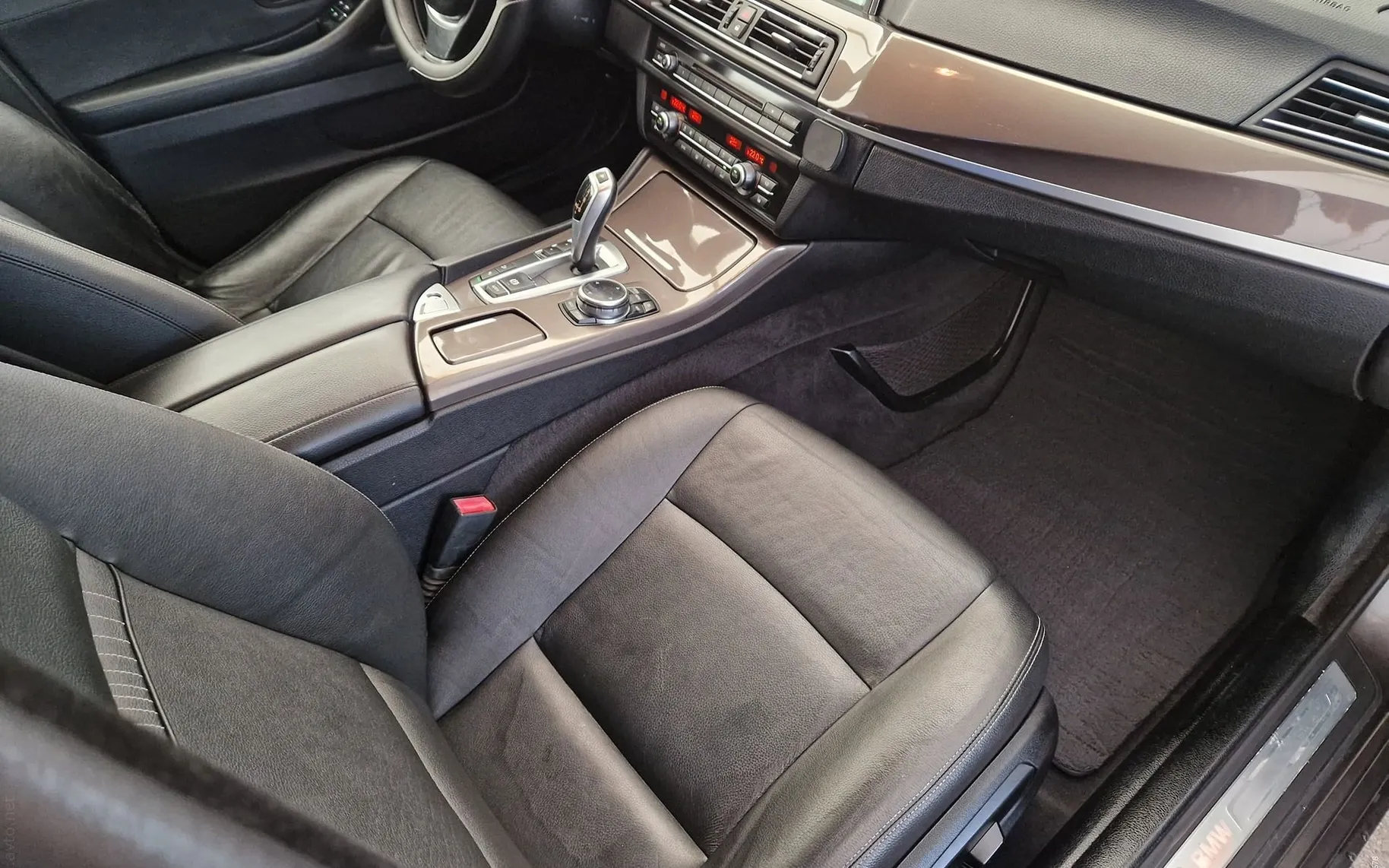 Notranja slika - BMW serija 5 Touring: - 520d xDrive-MODERN LINE-USNJE-18COL-NAVI-NA OBRO - 7