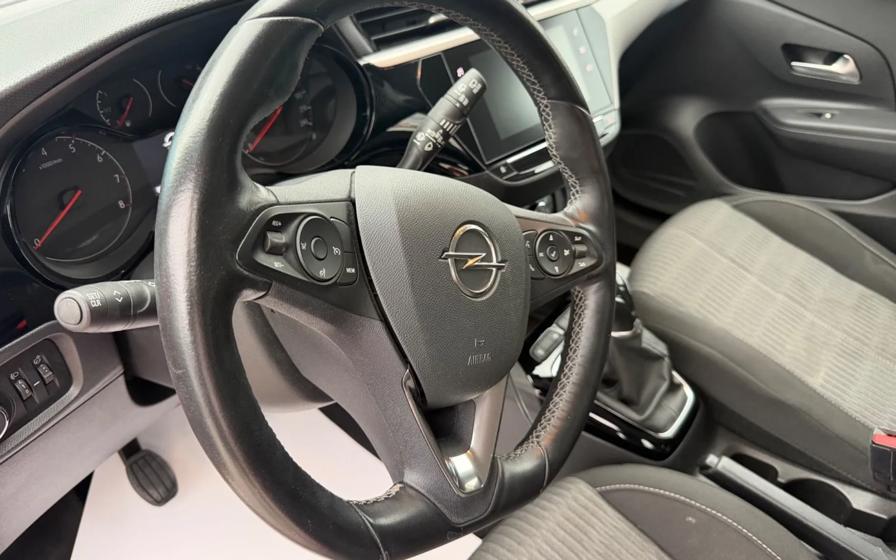 Notranja slika - Opel Corsa - 1.2 F- Edition Navi Pdc - 9
