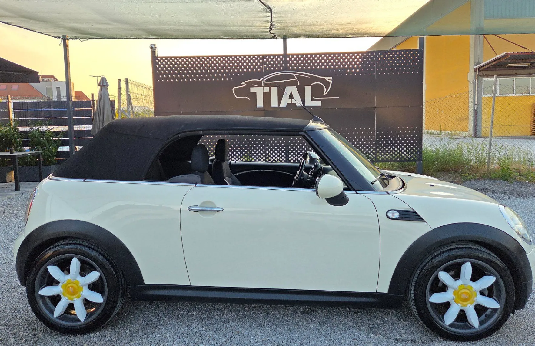 Zunanja slika - MINI Cabrio - One KLIMA-ALU17-BI XENON-USNJE-SERVISNA - 19