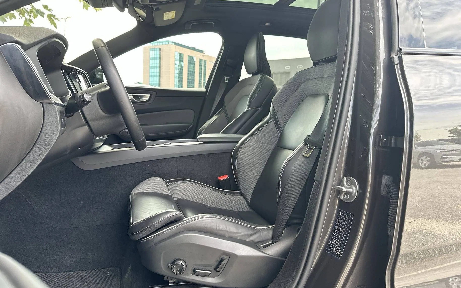 Notranja slika - Volvo XC60 - B4D AWD Plus Dark Avt. - 10