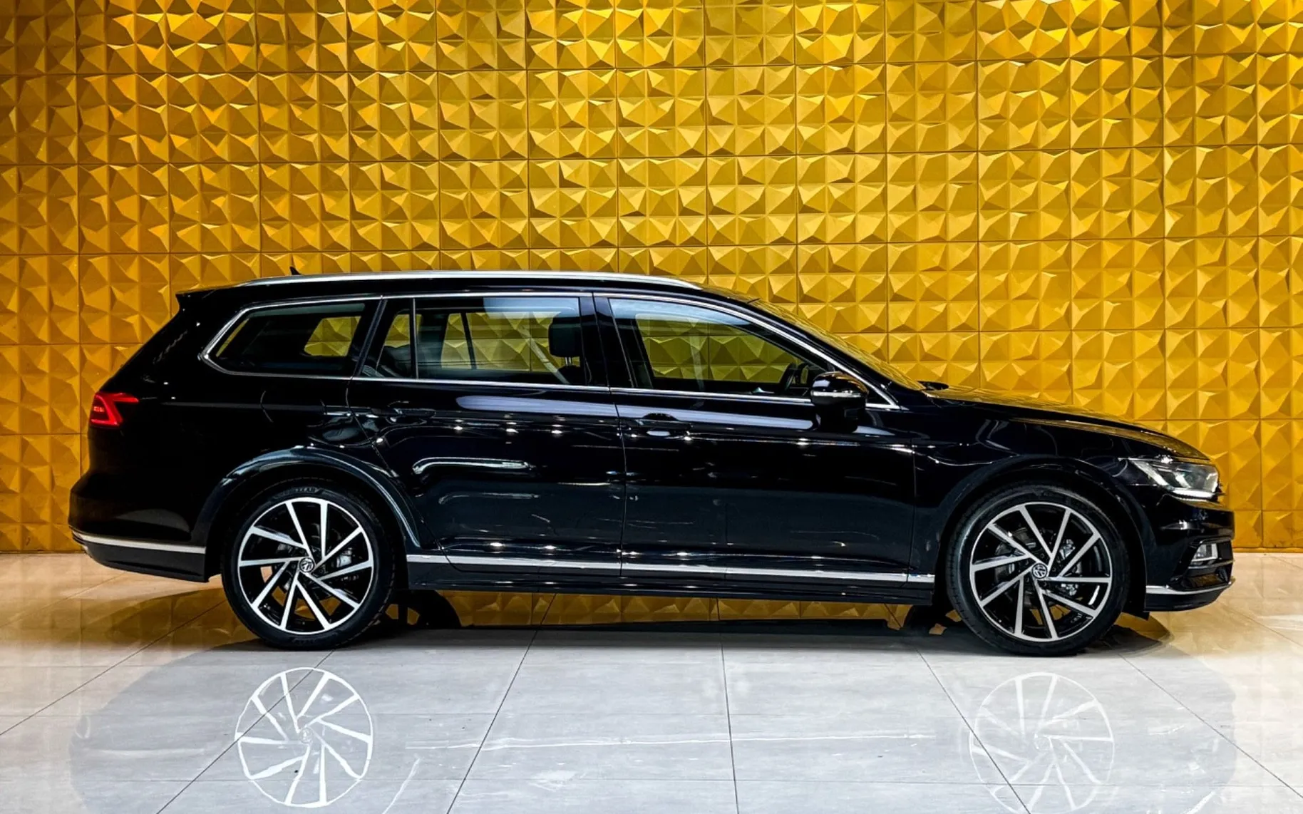 Notranja slika - Volkswagen Passat Variant - 2.0 TDI BMT R-Line Edition DSG - 12