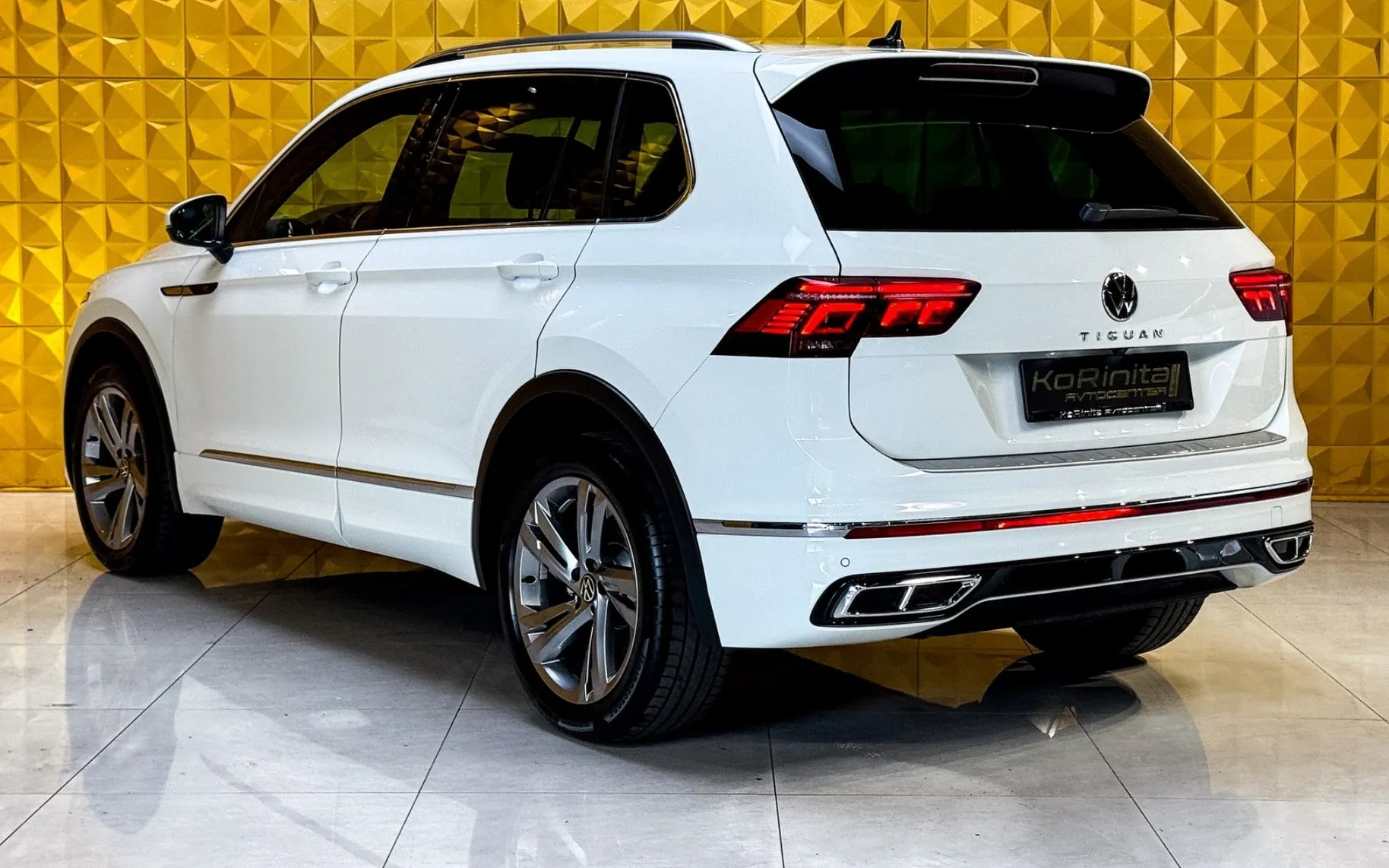 Notranja slika - Volkswagen Tiguan - 2.0 TDI 4MOT-R Line-iQ LED-HEADUP-VIRTUAL-KEYLESS - 7