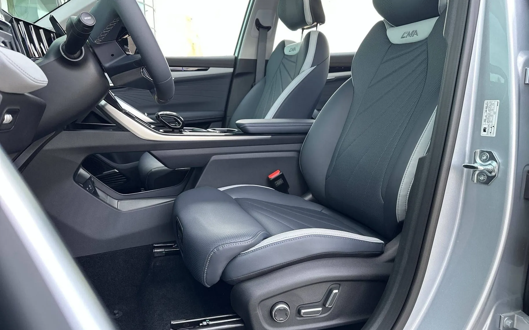 Notranja slika - Geely StarRay - 2.0 TD 8A T AWD GF - 10
