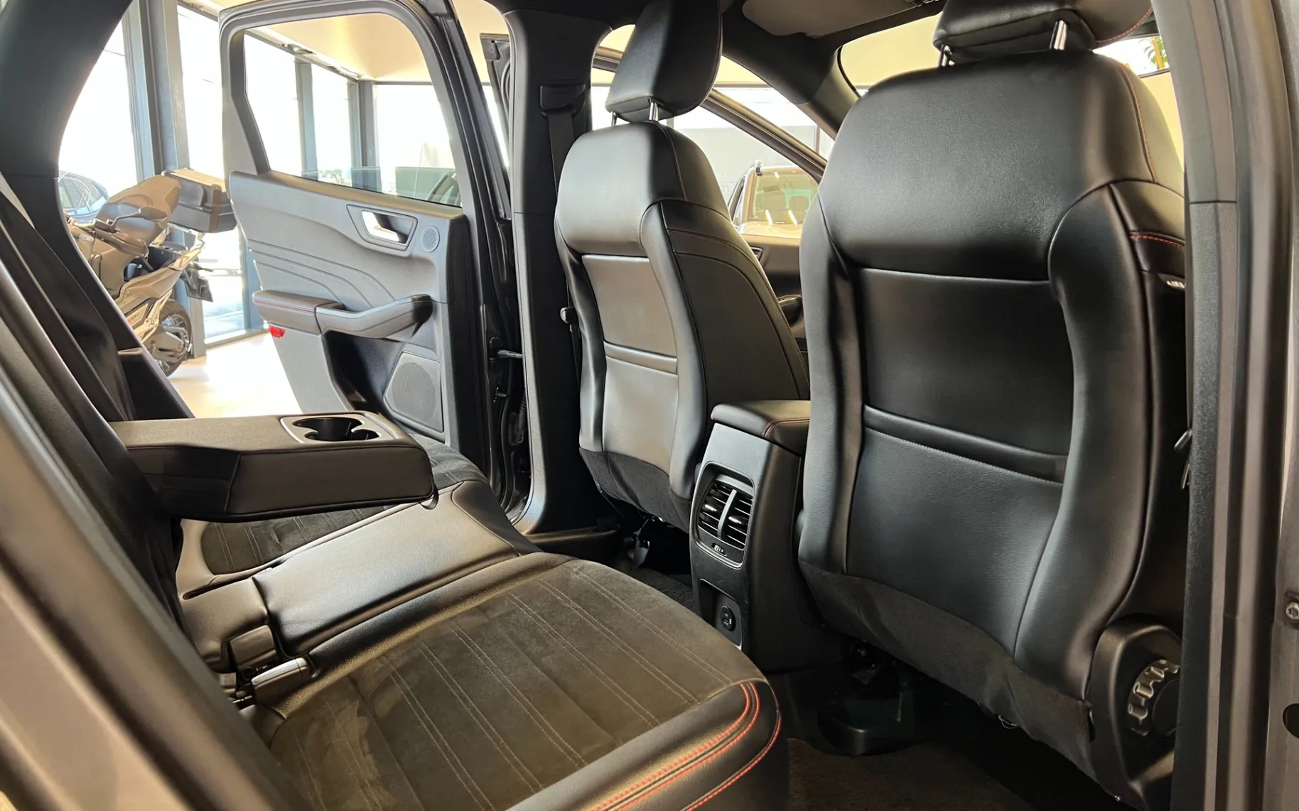 Zunanja slika - Ford Kuga - ST-LINE 2.5 Duratec Hybrid 140kW FHEV - 12