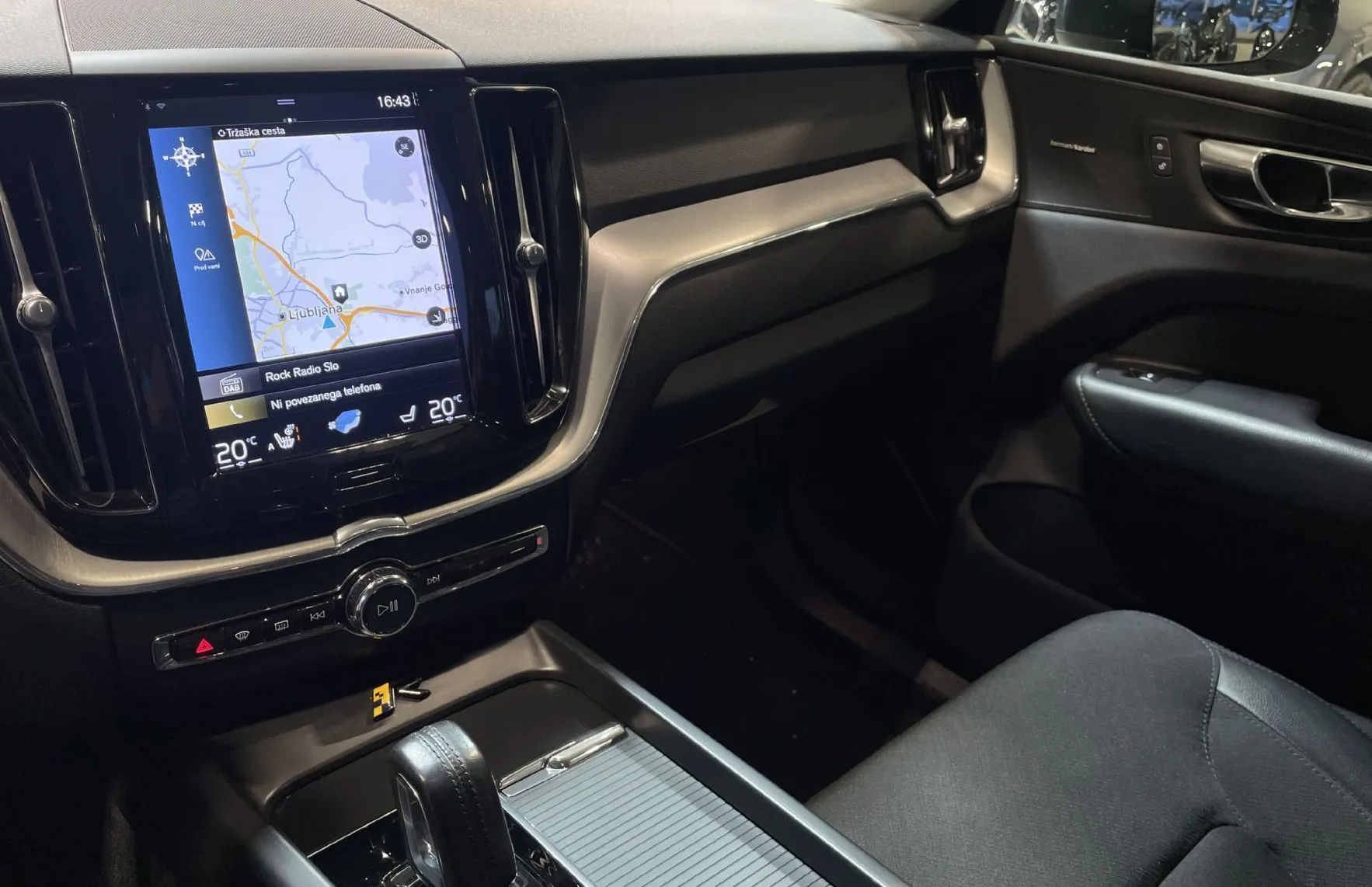 Zunanja slika - Volvo XC60 - T8-R DESIGN-PANO-NAVI-ZRAČNO-RADAR-360KAMERA-LED - 10
