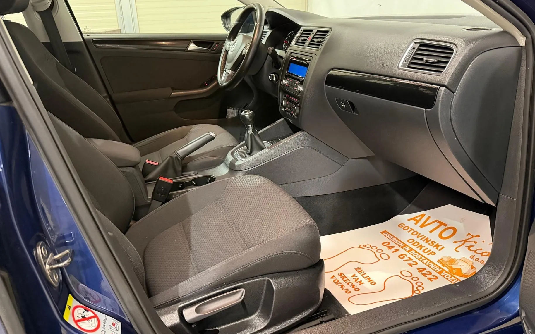 Notranja slika - Volkswagen Jetta - 1.6 TDI-TEMPOMAT-LIMO-PDC-SERVISNA-KNJ-ODLIČNA - 11