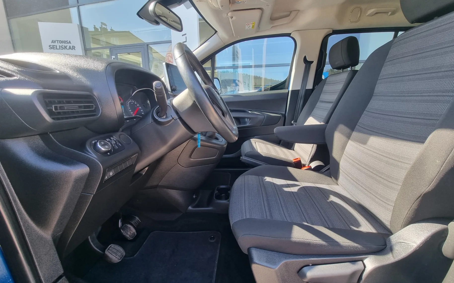 Notranja slika - Opel Combo - XL 1.5 HDI 96KW - VLEČNA KLJUKA - ODLIČEN - 16