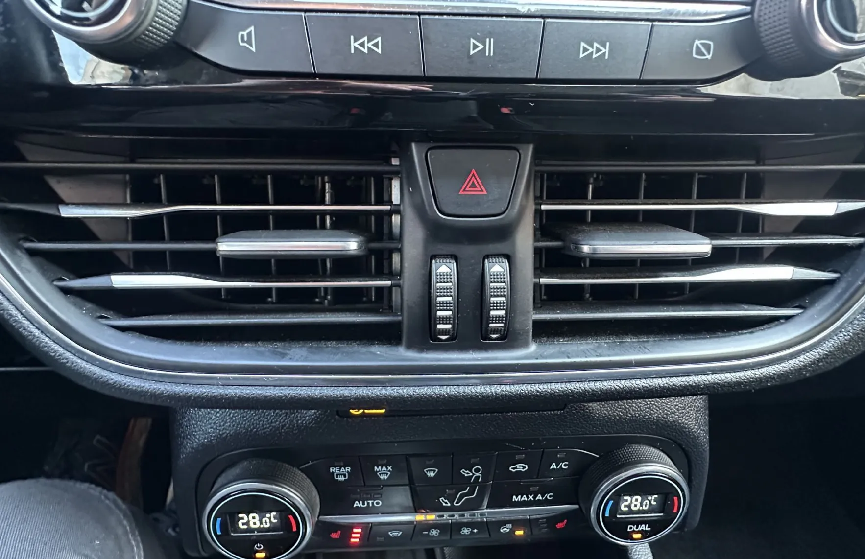 Zunanja slika - Ford Kuga - TitaniumX 2.0 EcoBlue 140kW.NEMŠKI+4ALU.KAMERA.4X4 - 11