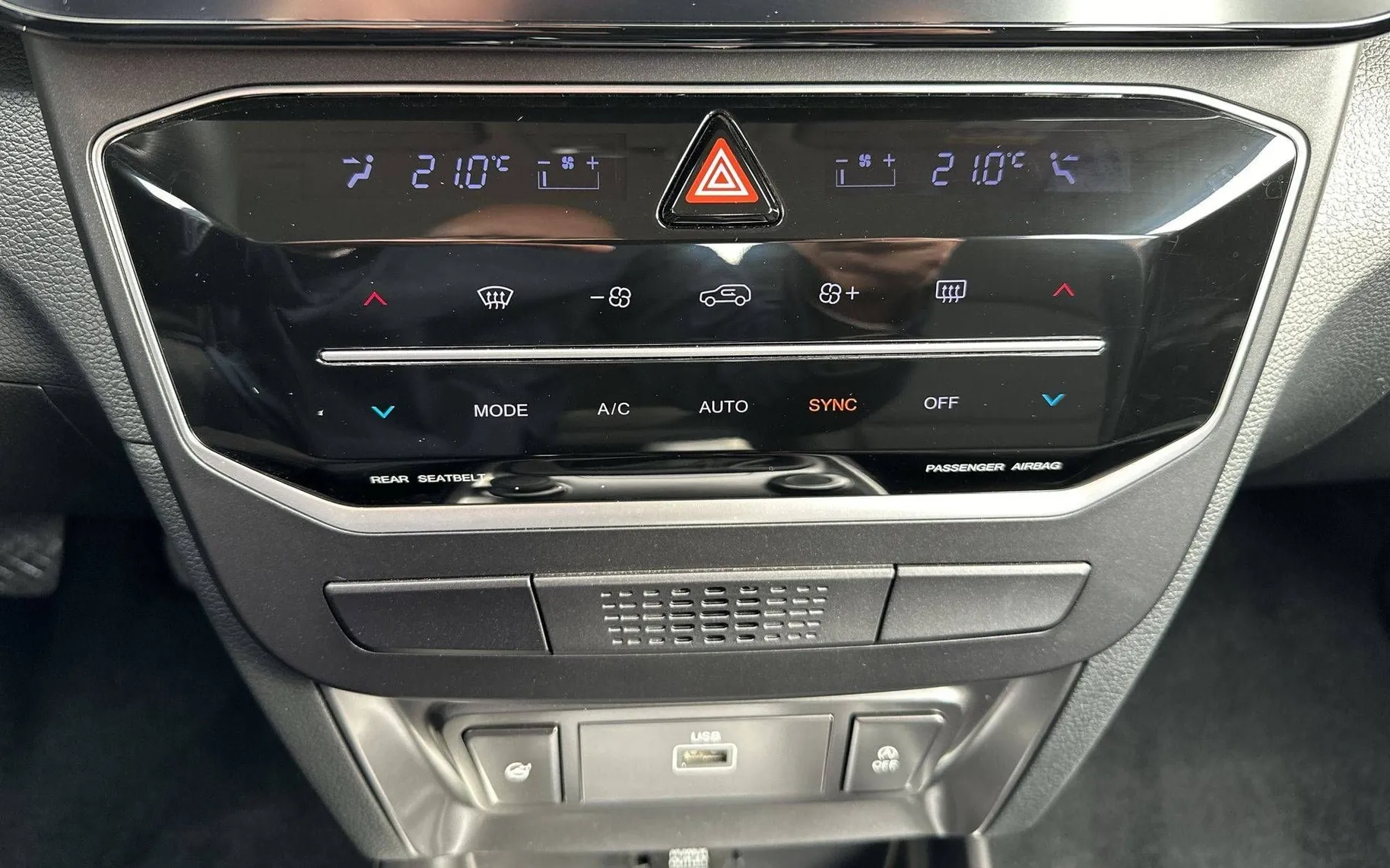 Notranja slika - SsangYong Tivoli - 1.5 T-GDi Fresh 2WD M T... - 16