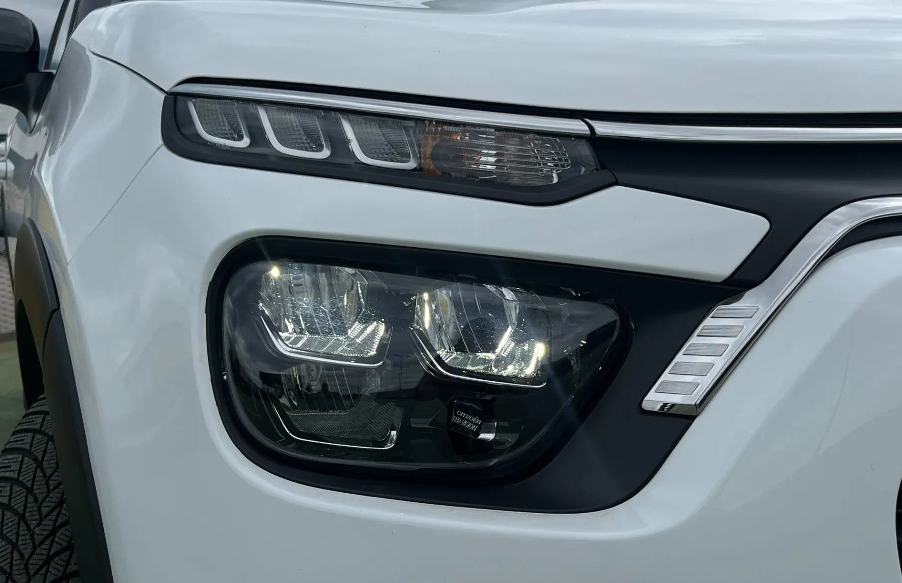 Zunanja slika - Citroën C3 - 1.2 PureTech 83 Feel SAMO 45.000 KM. LED. - 4