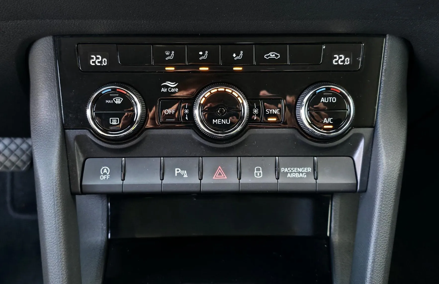 Zunanja slika - Škoda Karoq - 1.5TSI DSG Ambition •ACC•KAMERA•LANE•KEYLESS•17C• - 13