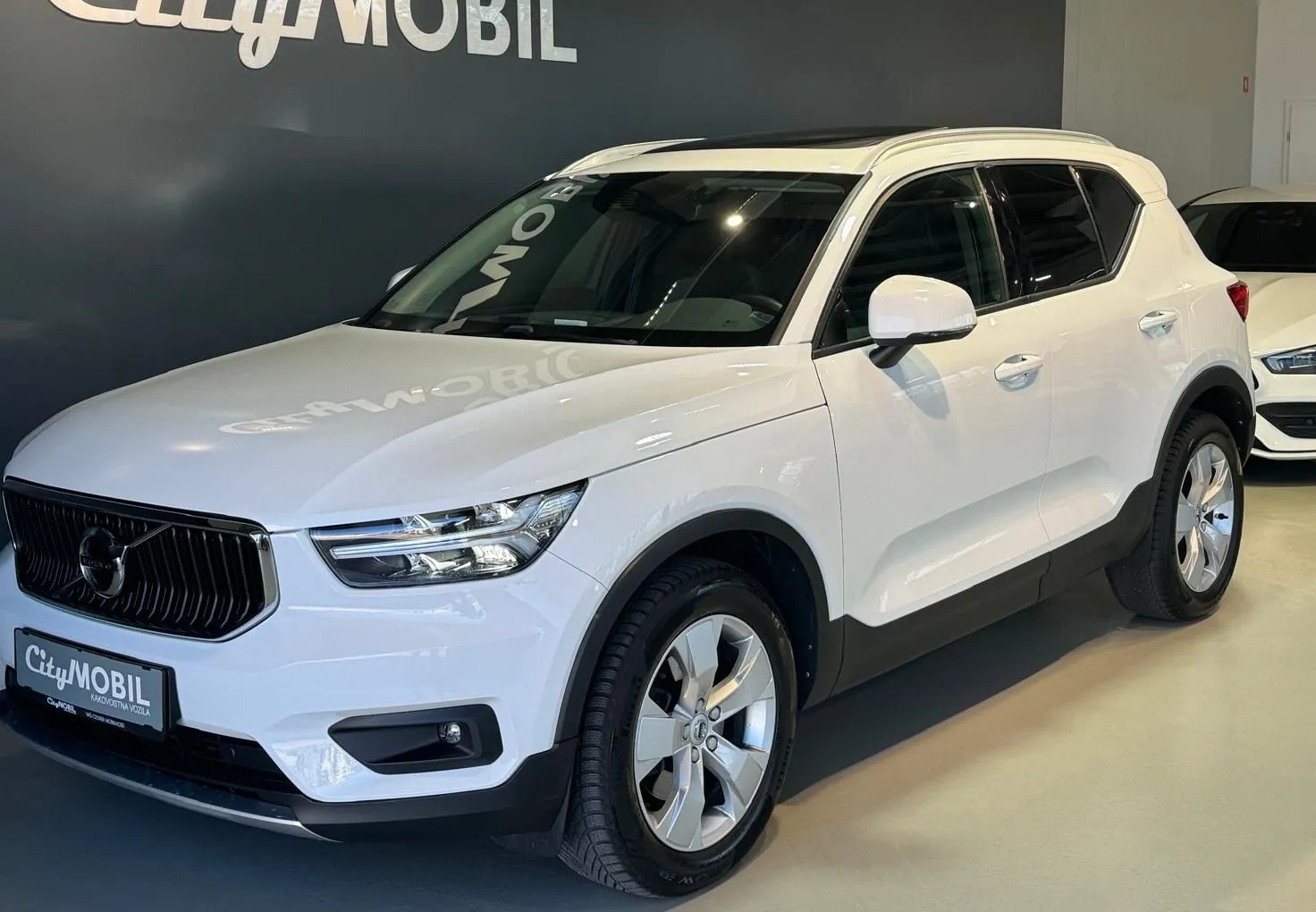 Zunanja slika - Volvo XC40 - PANORAMA-RADAR-MEMORY-USNJE-NAVIGACIJA-LED-ALU - 5